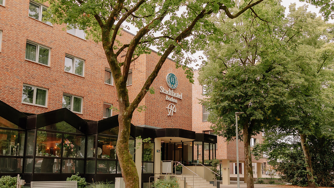 Stadthotel Borken by Hackmann – Außenansicht Außenansicht des Stadthotel Borken by Hackmann mit Eingangsbereich und Bäumen