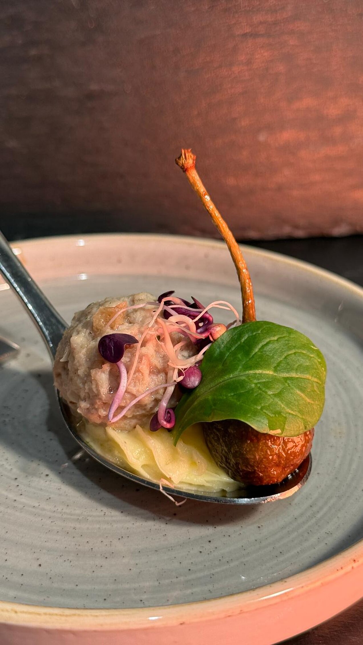 Königsberger Klops vom Kalb Königsberger Klops vom Kalb mit Kartoffelpüree und frittiertem Kapernapfel, serviert beim Genussabend Craft & Comfort.