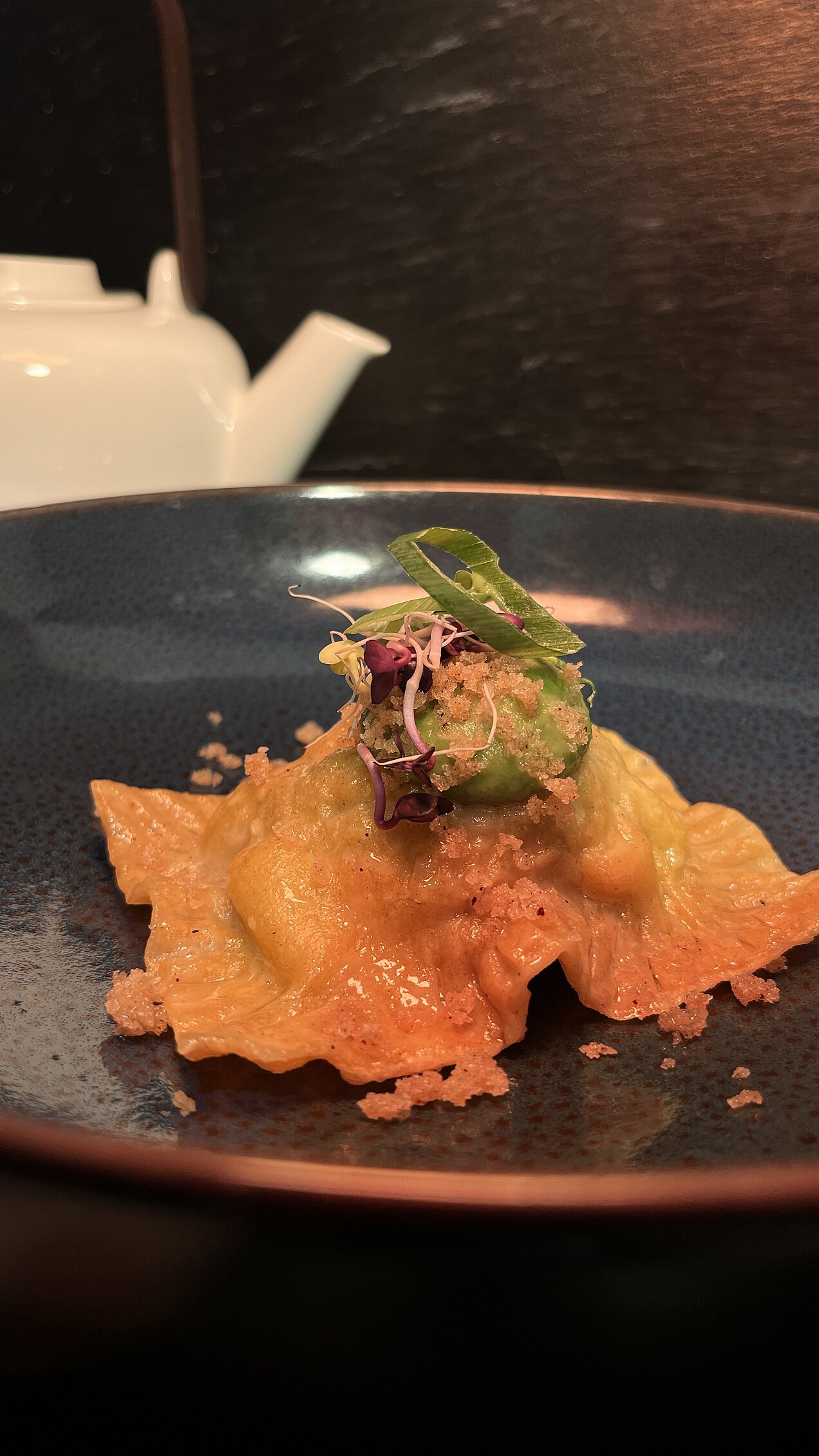 Maultaschen mit Kalbshack und Spinat Hausgemachte Maultaschen mit Kalbshack, Spinat und getrockneten Erdbeeren, serviert mit gebratenen Pilzen, Erbsenminzpüree und knusprigen Pankobröseln.
