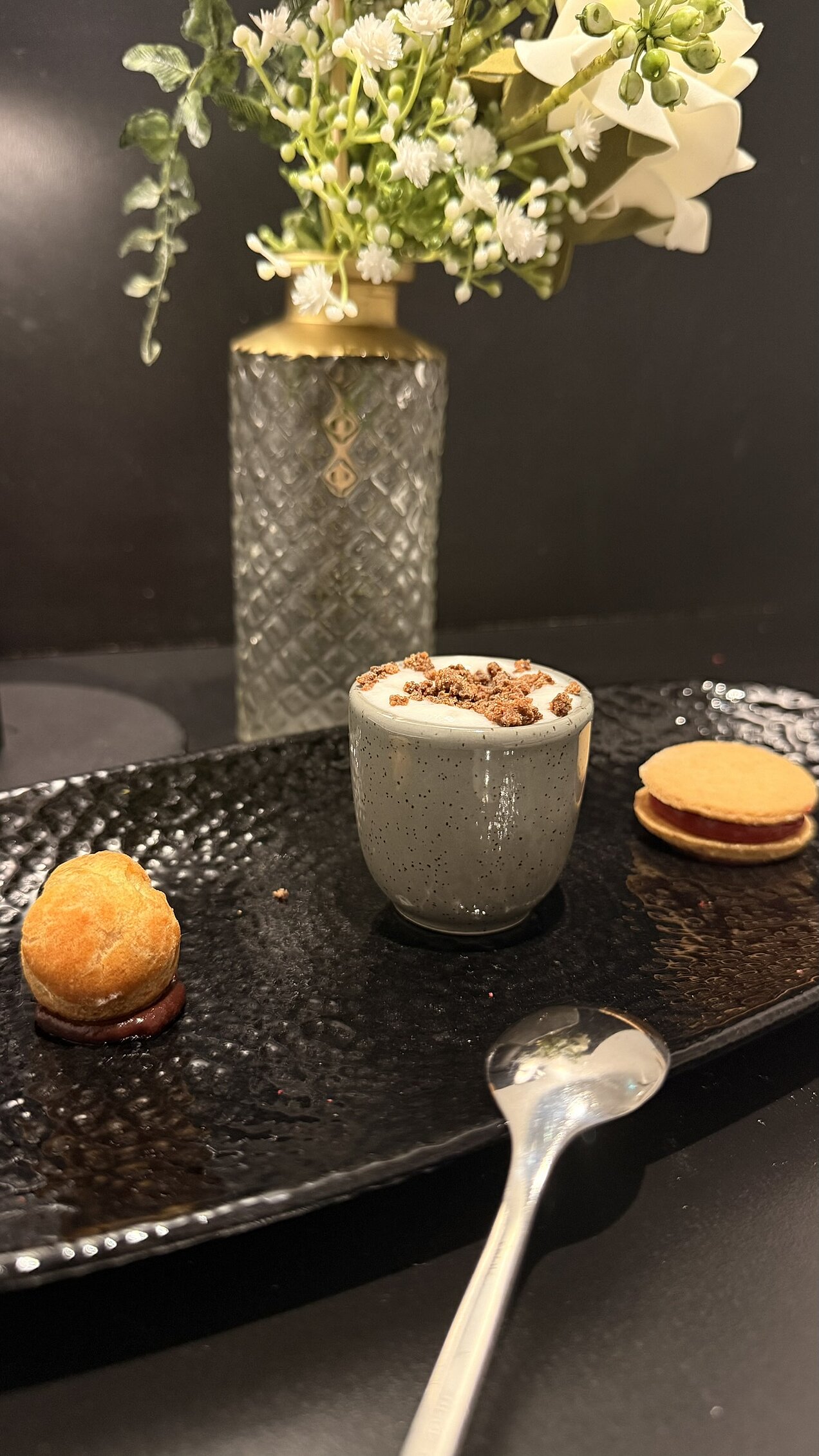 Petit Fours Auswahl handgefertigter Petit Fours, serviert als süßer Abschluss des Genussabends Garden Affairs.