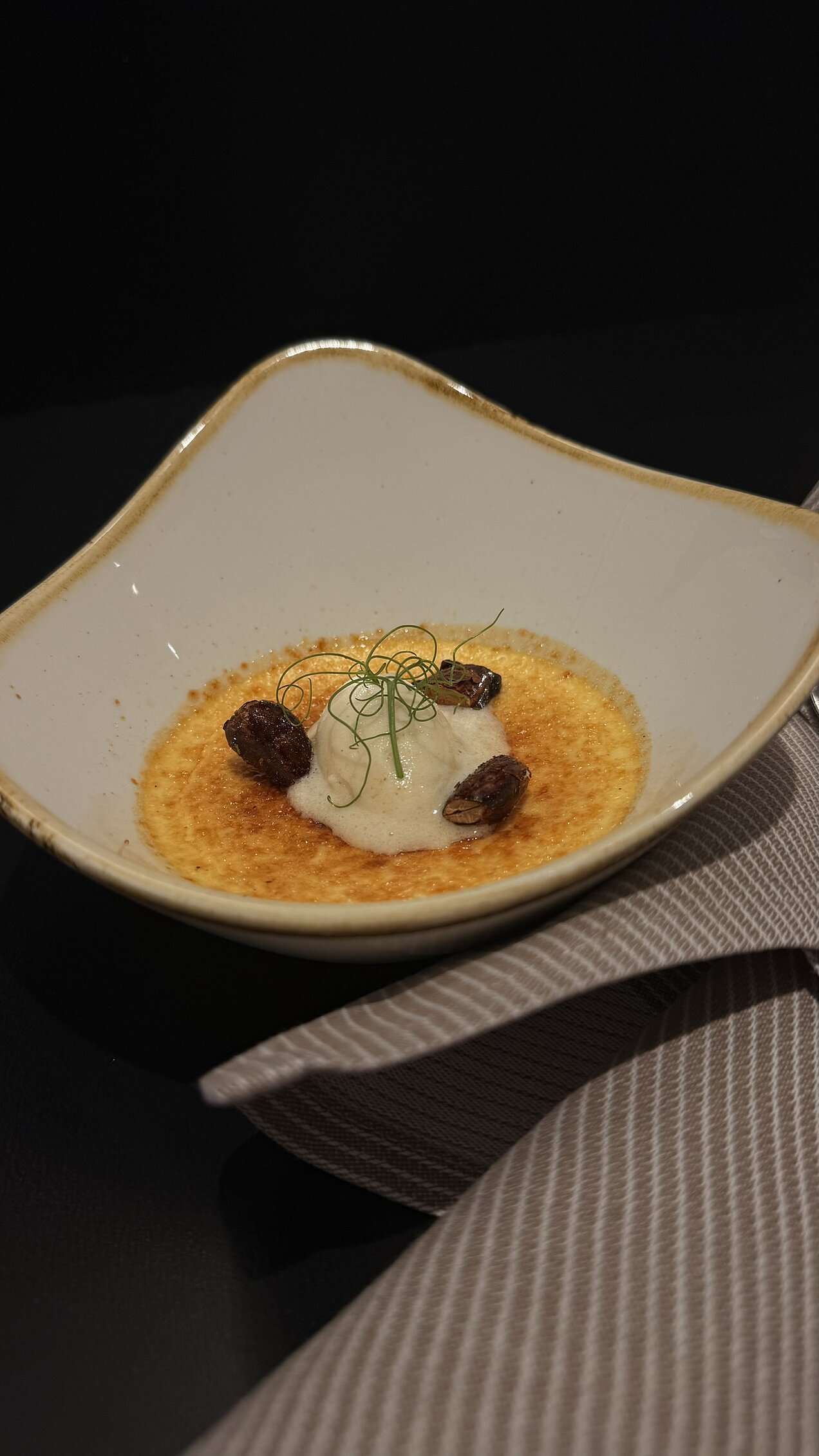 Ziegenkäse-Créme-Brûlée mit Nashi-Birnen-Sorbet Ziegenkäse-Créme-Brûlée mit Nashi-Birnen-Sorbet und Honig-Thymian-Mandeln, serviert beim Genussabend Garden Affairs.