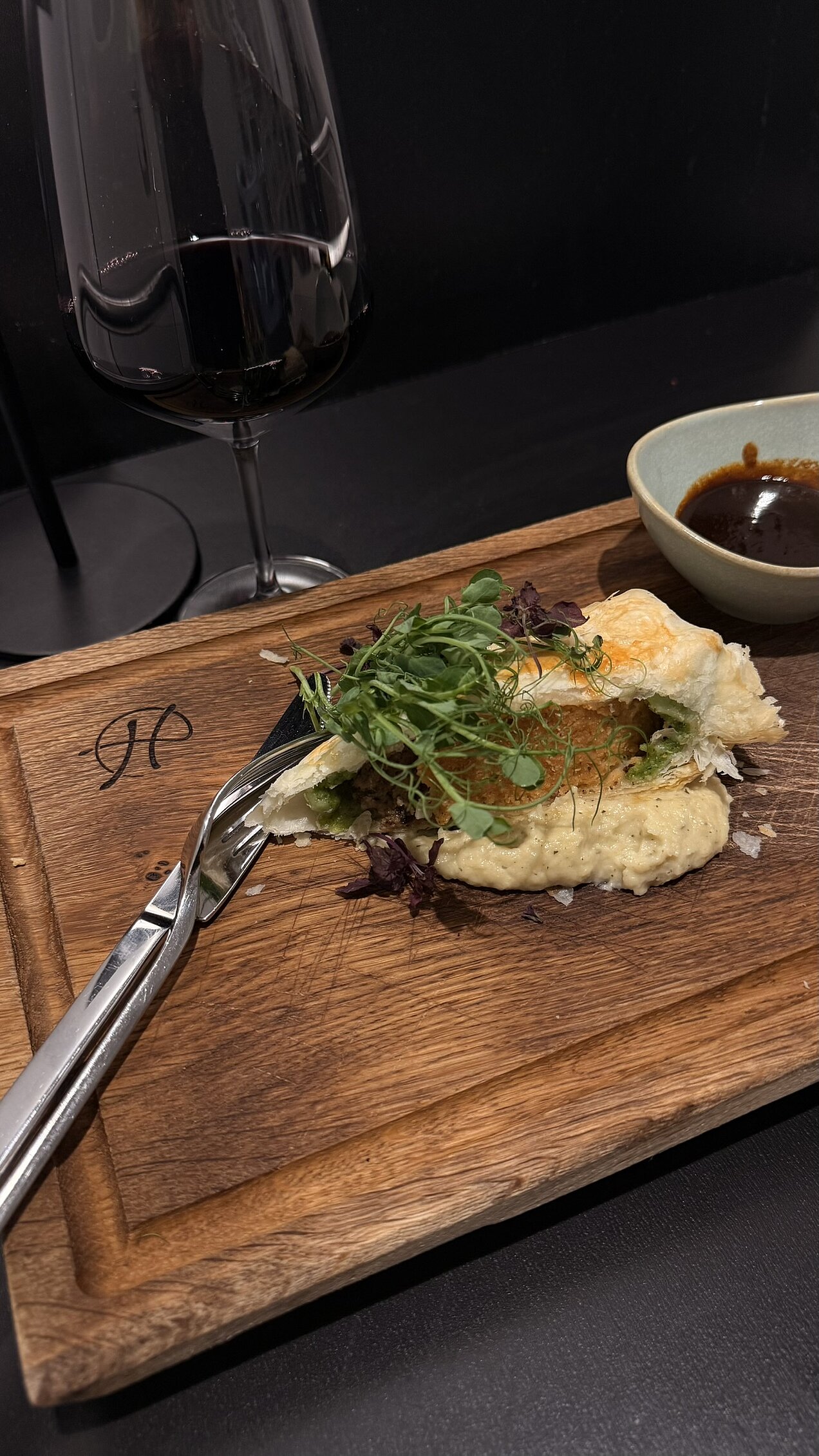 Tofu „Wellington Art“ mit Sellerie-Mousseline Hausgemachtes Tofu „Wellington Art“ mit Sellerie-Mousseline, Vegi-Fond und frischen Kräutern, serviert beim Genussabend Garden Affairs.