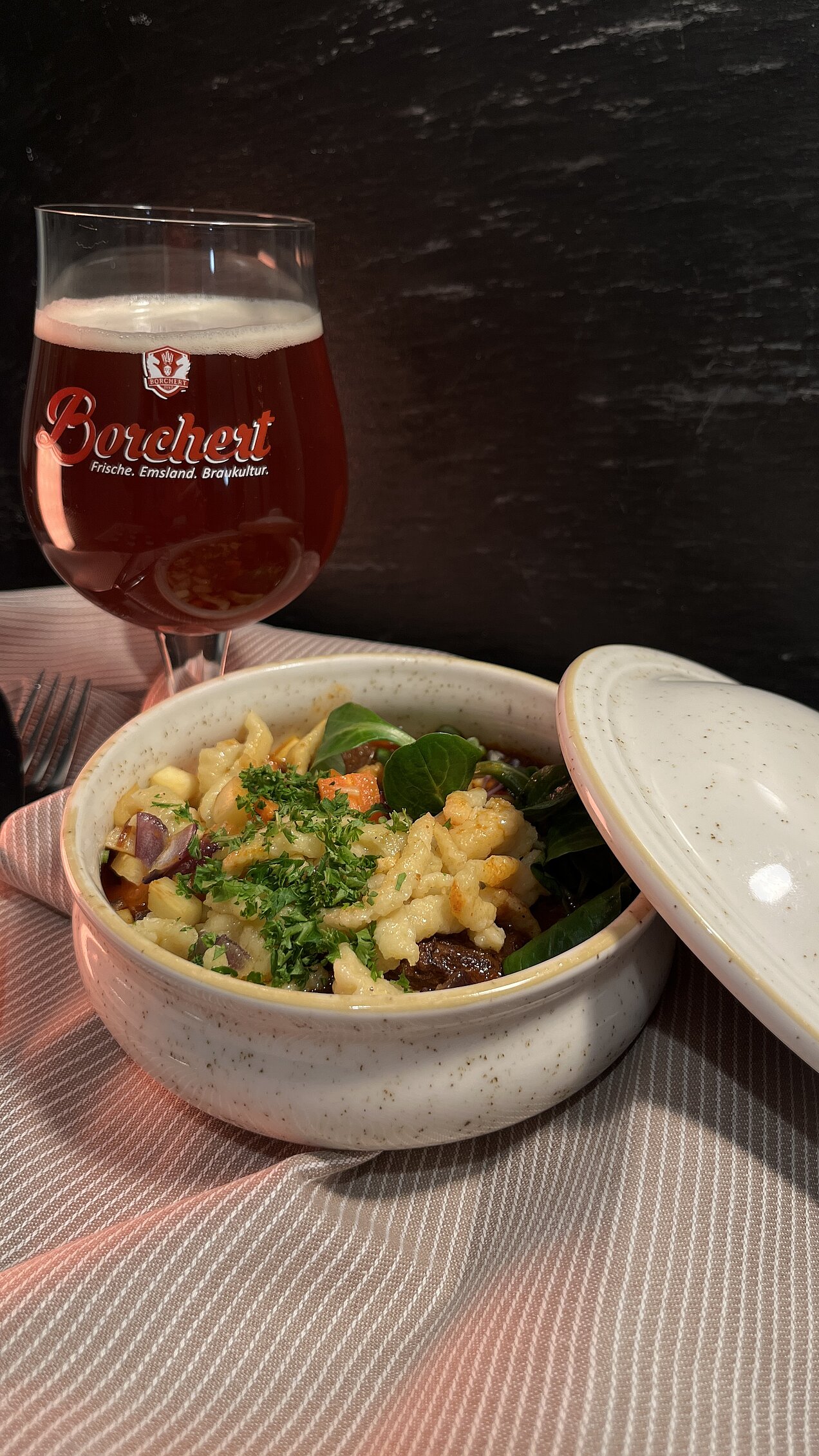 Rindergulasch mit Spätzle Rindergulasch mit karamellisiertem Wurzelgemüse-Concassé und in Butter gebratenen Spätzle, serviert beim Genussabend Craft & Comfort.