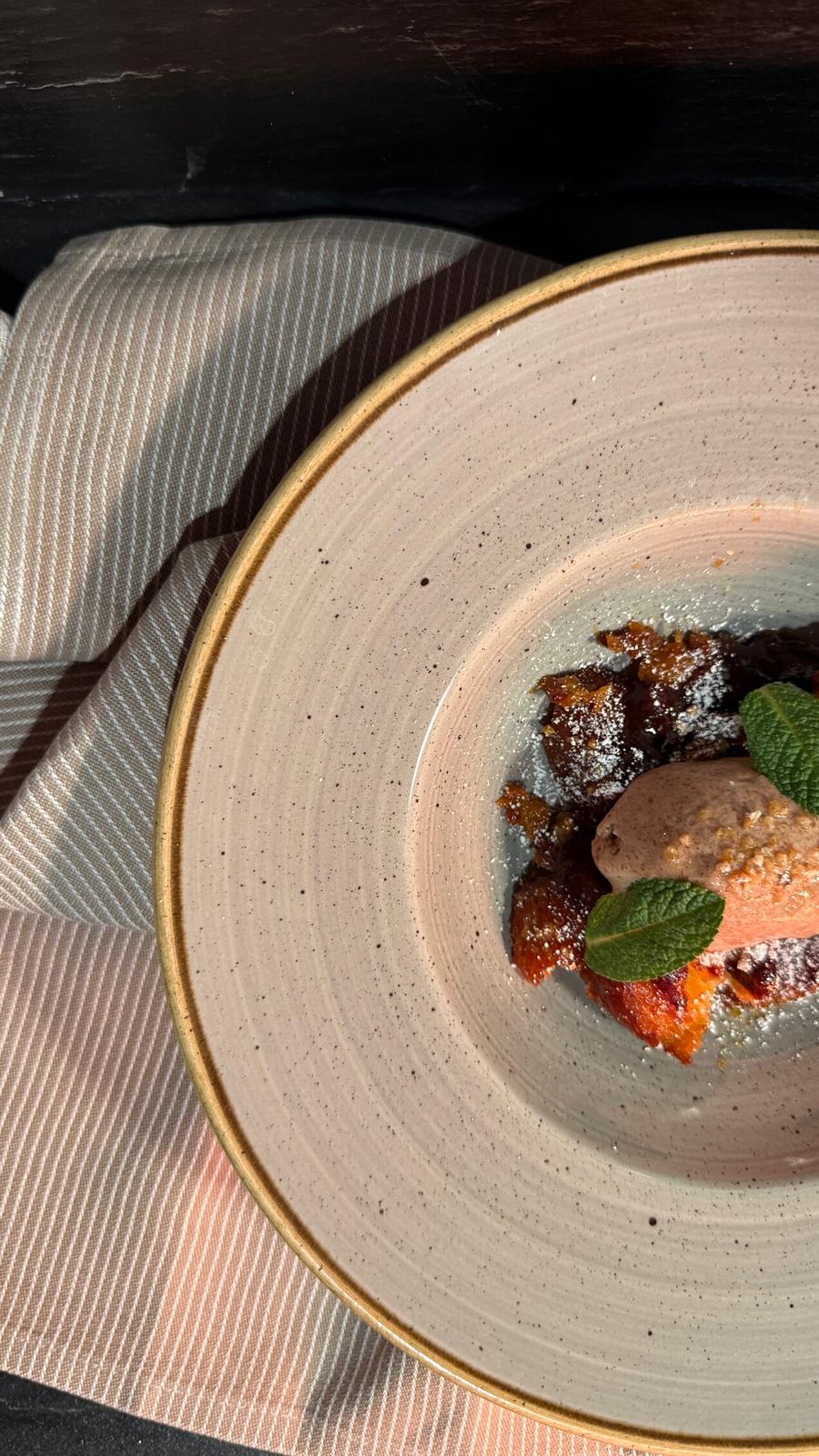 Kaiserschmarrn mit Herrencreme-Eis Kaiserschmarrn mit Herrencreme-Eis, Zwetschgen-Gel und Mandelkrokant, serviert als Dessert beim Genussabend Craft & Comfort.