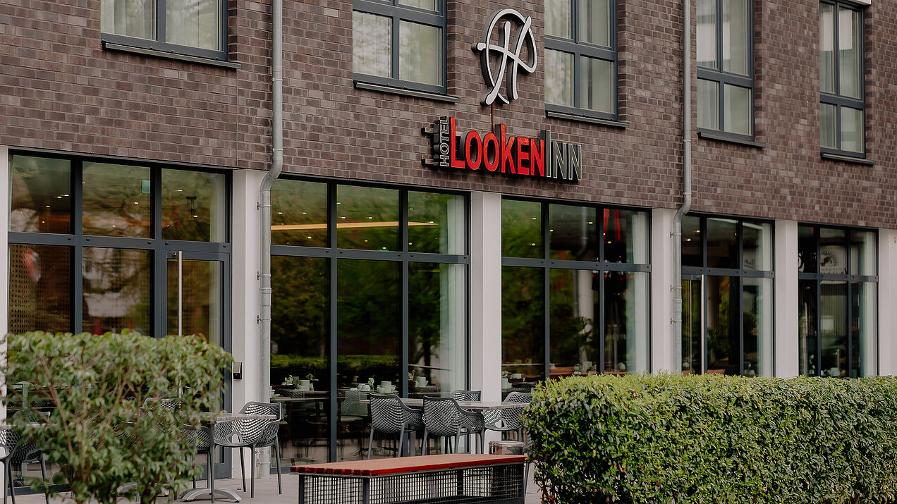 LOOKEN INN – Rückansicht mit Terrasse Hotel LOOKEN INN Rückansicht mit Terrasse und Sitzmöglichkeiten