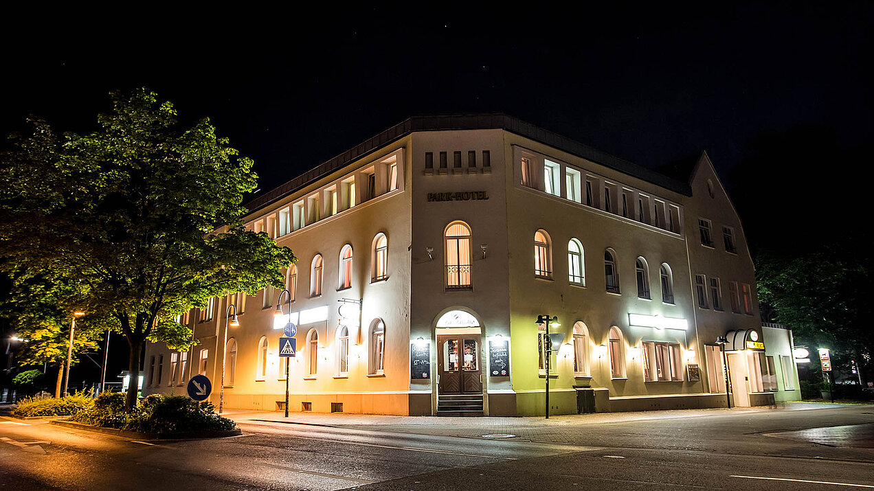 Parkhotel Lingen bei Nacht – Außenfront Parkhotel Lingen bei Nacht von vorne, beleuchtet und einladend