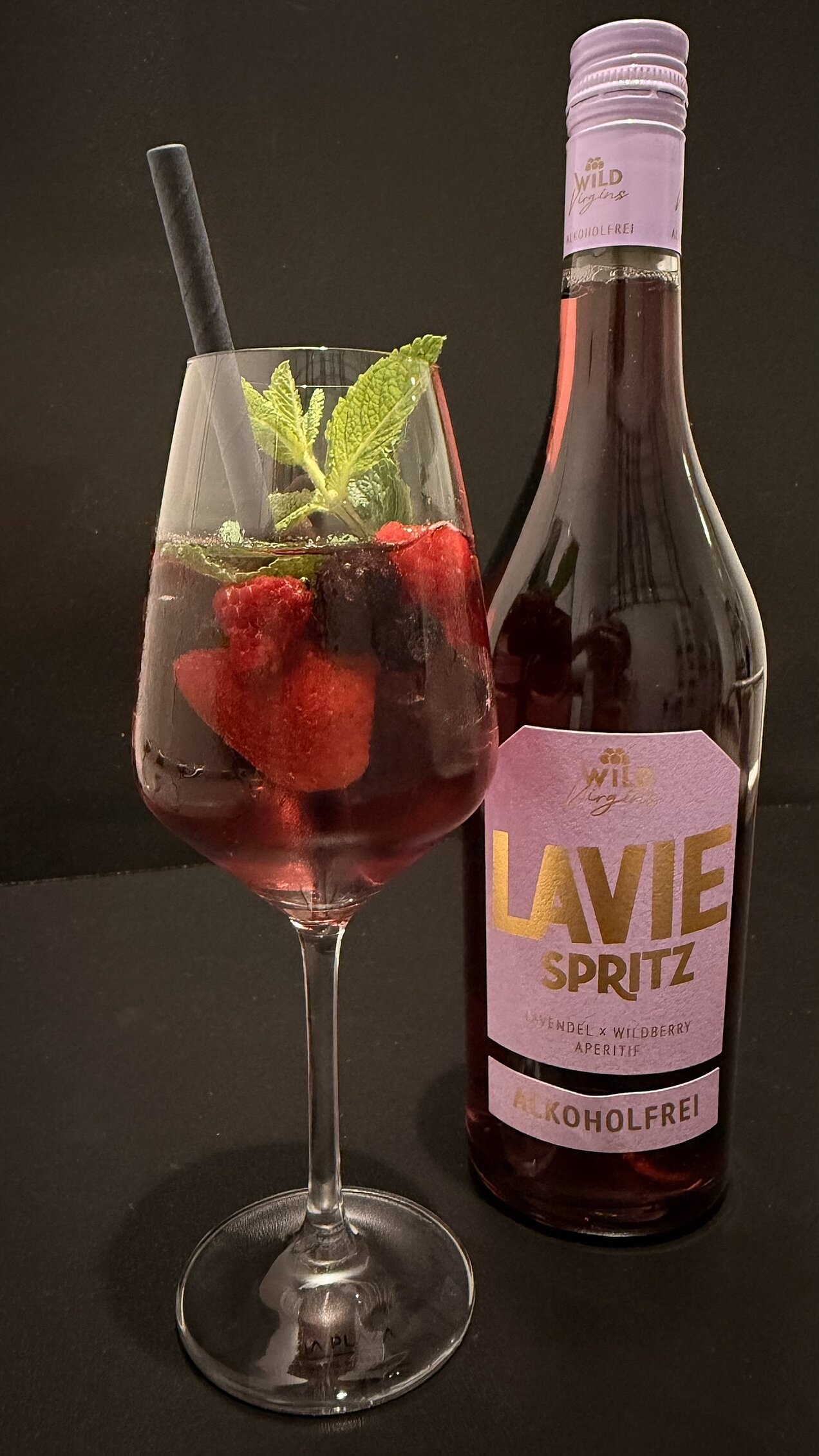 Alkoholfreier Aperitif mit Lavendel und Wildberry Alkoholfreier Aperitif mit Lavendel- und Wildberry-Noten, serviert mit frischen Beeren und Minze beim Genussabend Garden Affairs.