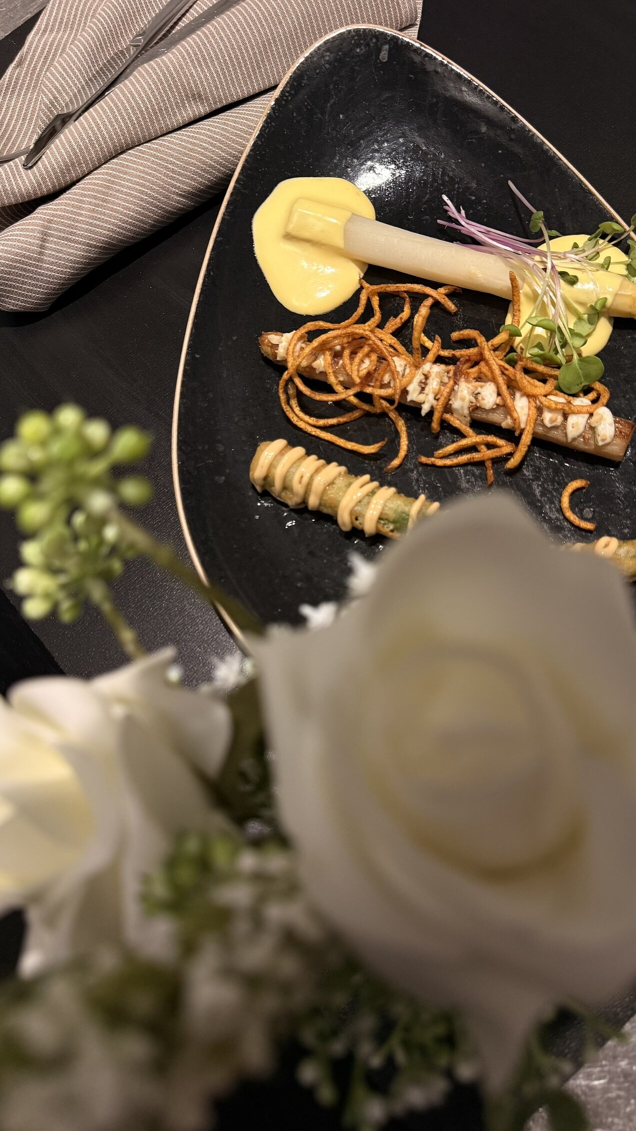 Dreierlei vom Meppener Spargel Dreierlei vom Meppener Spargel mit Sauce Hollandaise, Limettencréme, Sojacréme, gerösteten Nüssen und Kartoffelstroh, serviert beim Genussabend Garden Affairs.