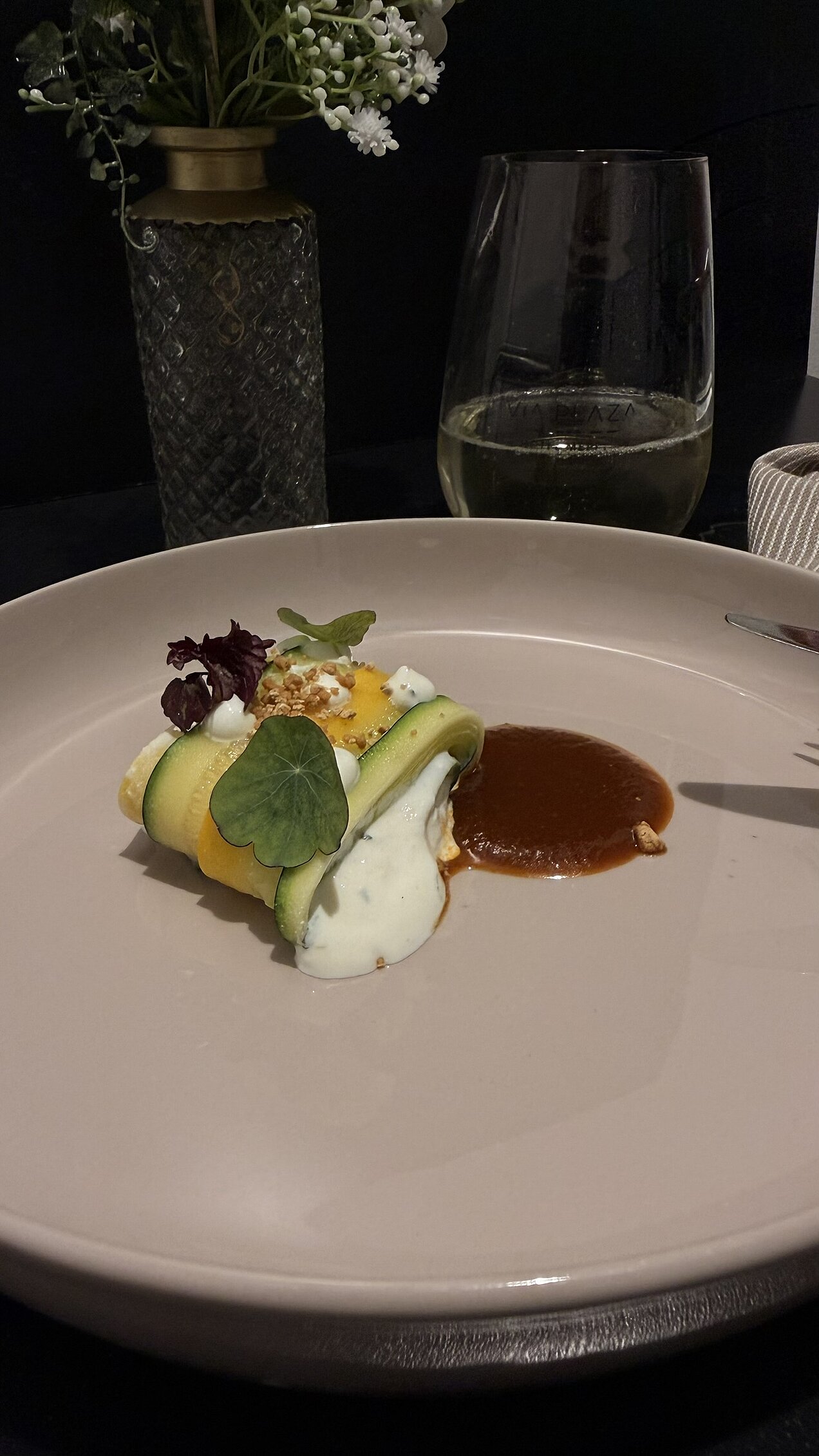 Zucchini-Röllchen mit Ricotta und Stracciatella Zucchini-Röllchen gefüllt mit Ricotta und Stracciatella, serviert mit Zucchini-Miso-Jus und gerösteter Hefe beim Genussabend Garden Affairs.