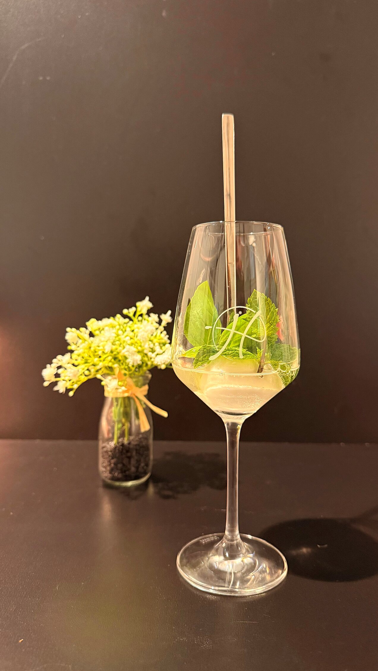 Zitronensorbet – Hooked & Cooked Zitronensorbet mit Limette, Basilikum und Minze im Glas beim Hooked & Cooked im VIA PLAZA Meppen