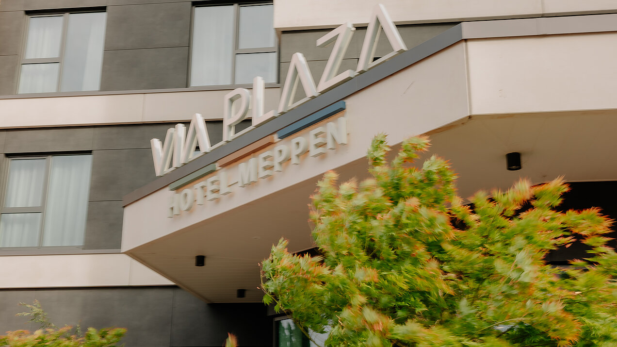 Eingang des Hotels VIA PLAZA Meppen Hoteleingang mit Logo des VIA PLAZA Meppen