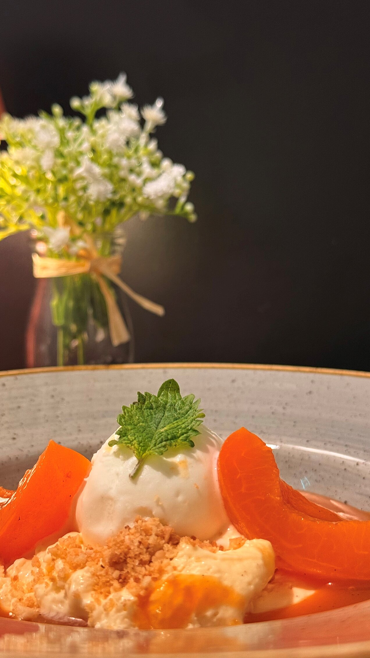 Weiße Schokoladenmarquise – Hooked & Cooked Dessert mit weißer Schokoladenmarquise, Vanillepfirsich und Skyr-Eis beim Hooked & Cooked im VIA PLAZA Meppen