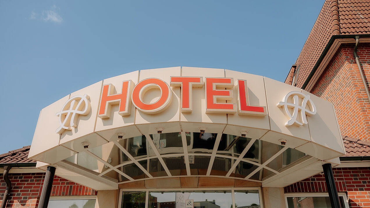 CASCADA Hotel Rheine – Main entrance with Hackmann Hotels logo Main entrance of CASCADA Hotel Rheine with illuminated hotel sign