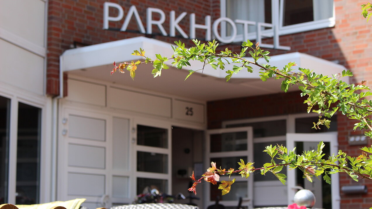 Eingangsbereich Parkhotel Papenburg mit Blumen Eingangsbereich des Parkhotels Papenburg mit blühenden pinken Blumen im Vordergrund