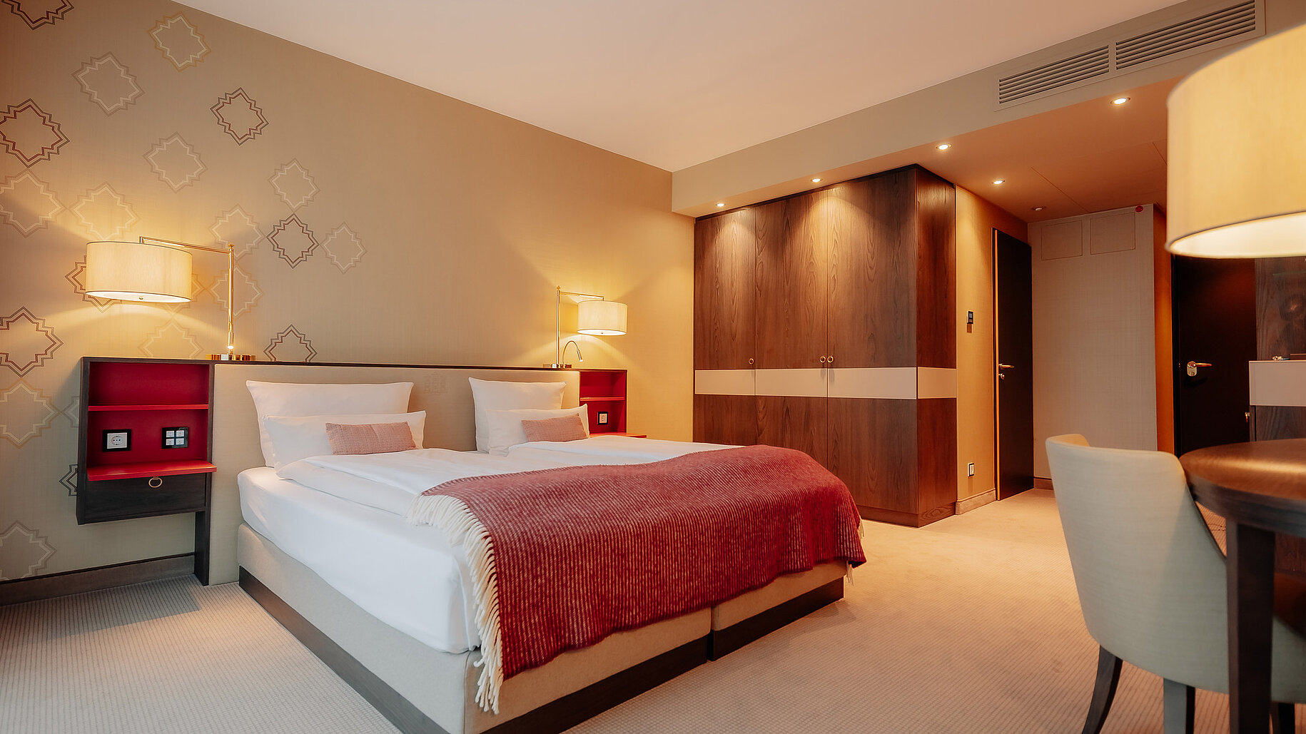 LOOKEN INN – Doppelzimmer Superior Superior Doppelzimmer im LOOKEN INN mit eleganter Einrichtung und Sitzbereich