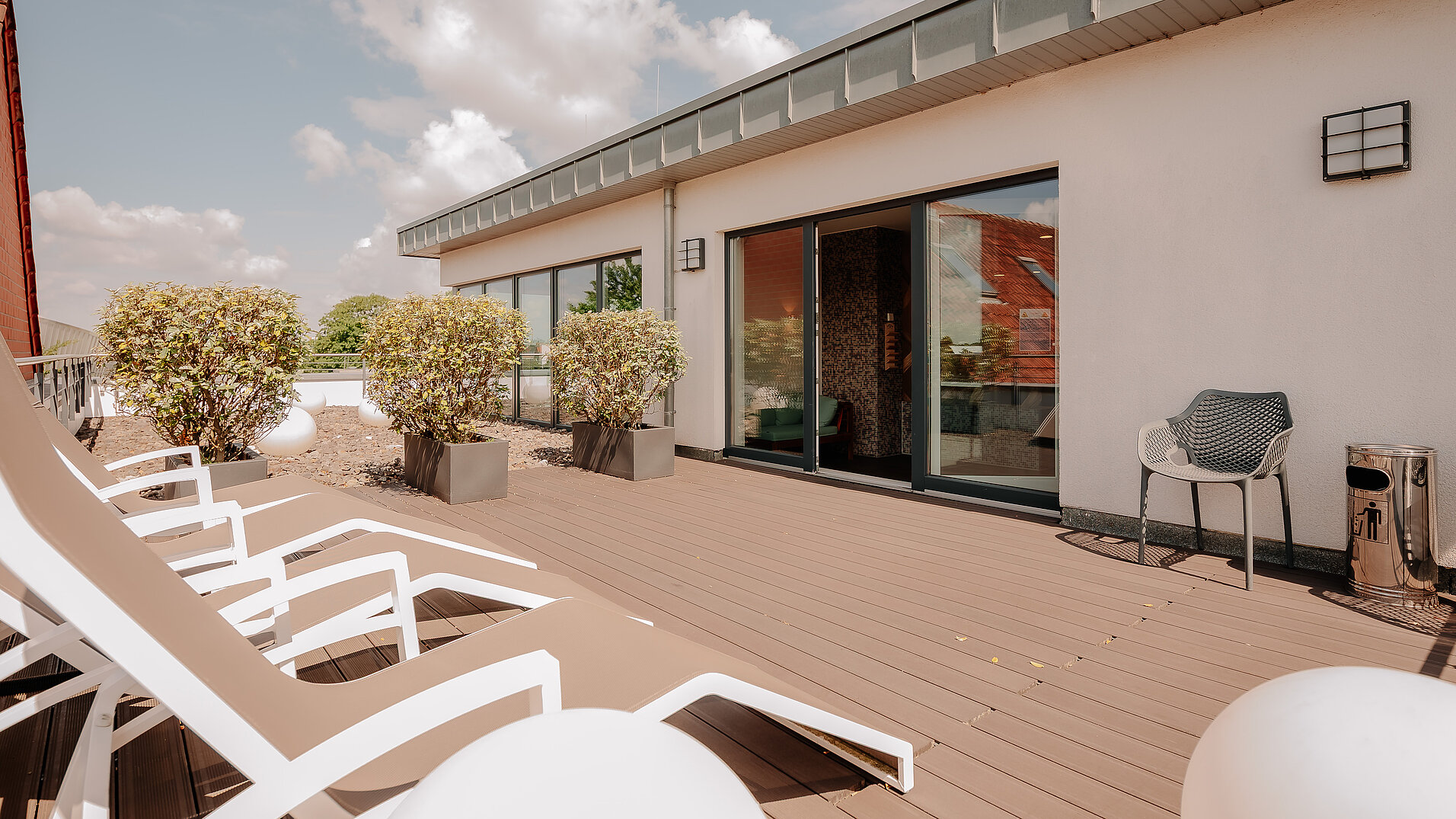 Sonnenterrasse Wellness – LOOKEN INN Zwei Liegen auf der Außenterrasse des LOOKEN INN