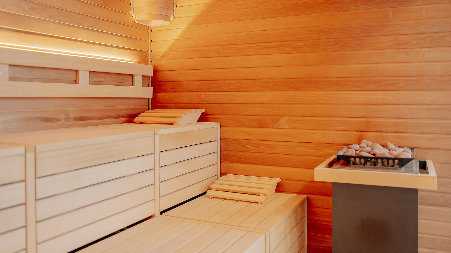 Saunadetails – LOOKEN INN Detailaufnahme mit Aufgusseimer in der Sauna des LOOKEN INN