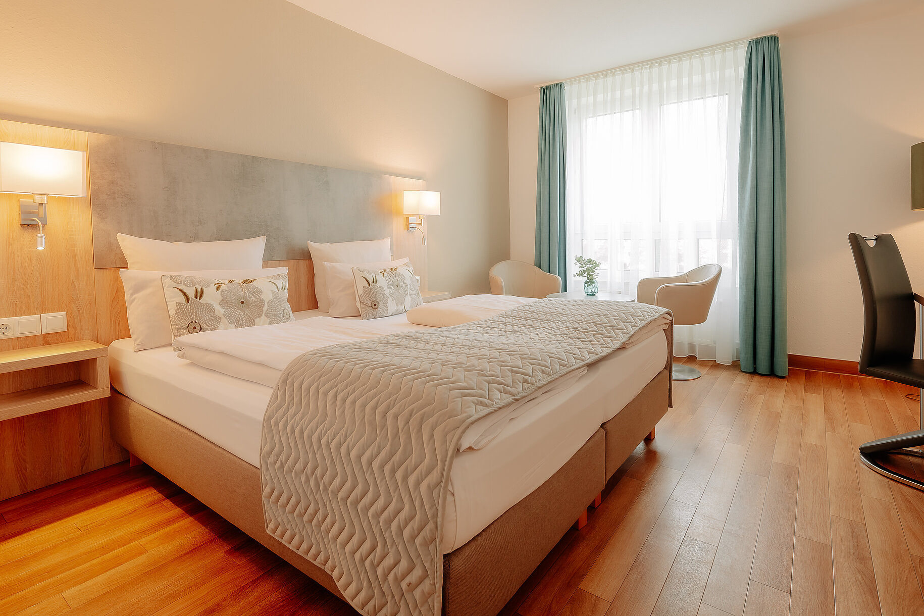 Komfort Doppelzimmer mit Emsblick – CASCADA Hotel Rheine Modern eingerichtetes Doppelzimmer mit Blick auf die Ems im CASCADA Hotel Rheine