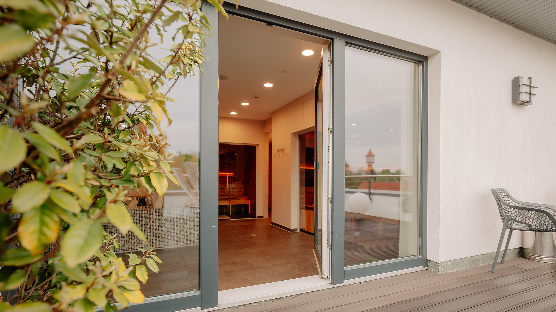 Sauna mit Terrasse – LOOKEN INN Blick vom Wellnessbereich auf die Außenterrasse im LOOKEN INN