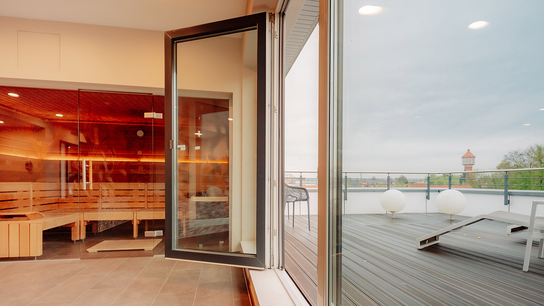Sauna mit Terrasse – LOOKEN INN Blick vom Wellnessbereich auf die Außenterrasse im LOOKEN INN