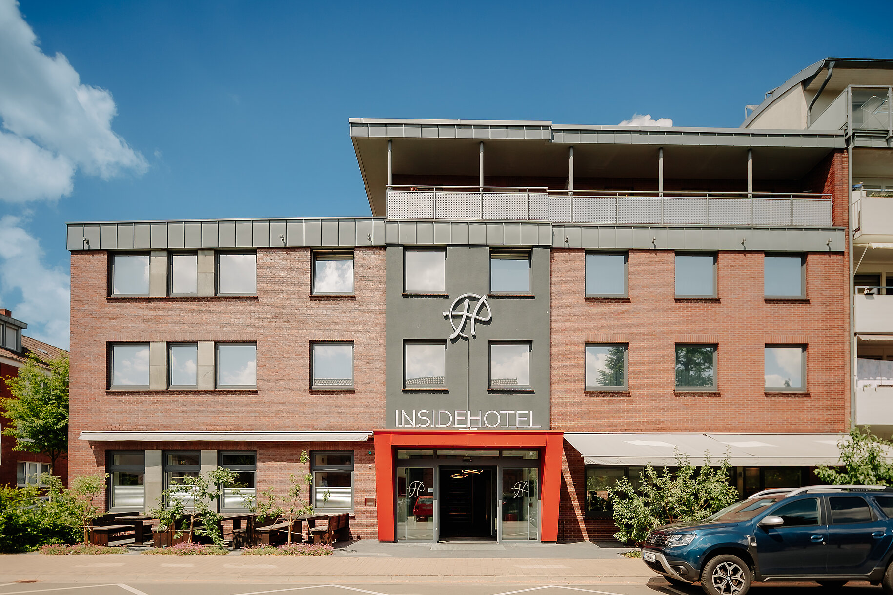 Frontalansicht INSIDE Hotel Nordhorn bei Sonnenschein Frontalansicht des INSIDE Hotel Nordhorn bei Sonnenschein