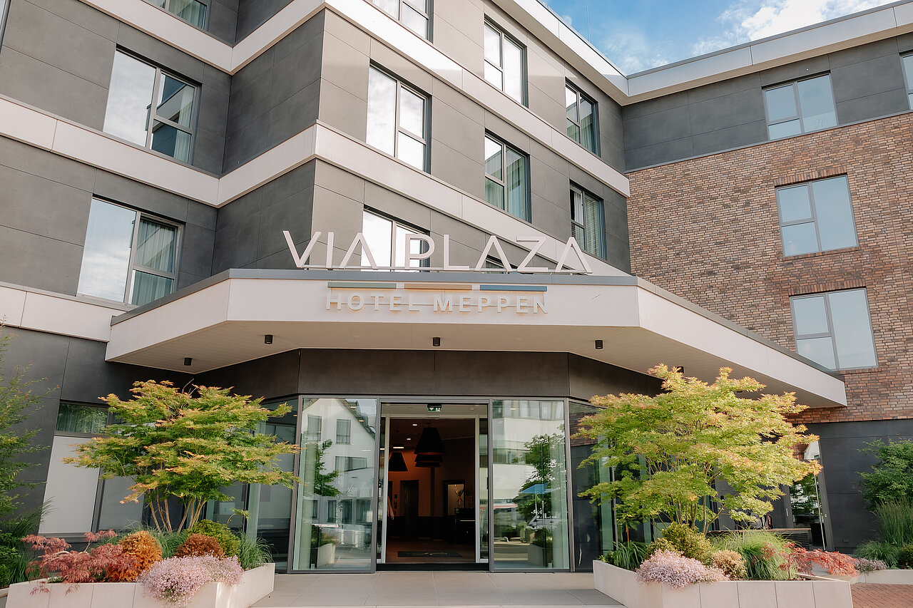 Hauptzugang zum VIA PLAZA Meppen Hotel Haupteingang des VIA PLAZA Meppen mit Glasfront und begrüntem Eingangsbereich