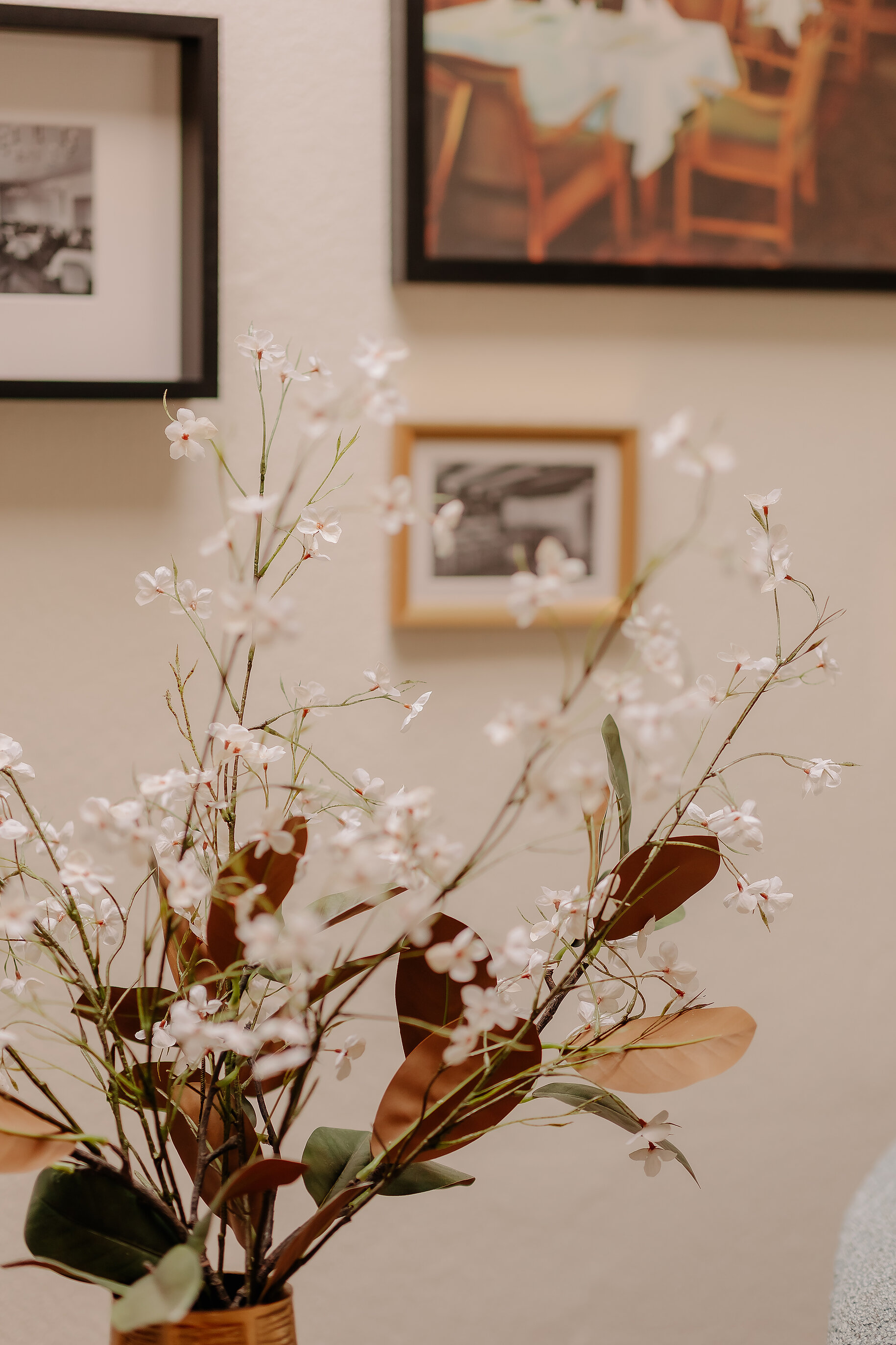 Blumendekoration im Parkhotel Lingen Blumenarrangement vor gerahmten Bildern im Parkhotel Lingen
