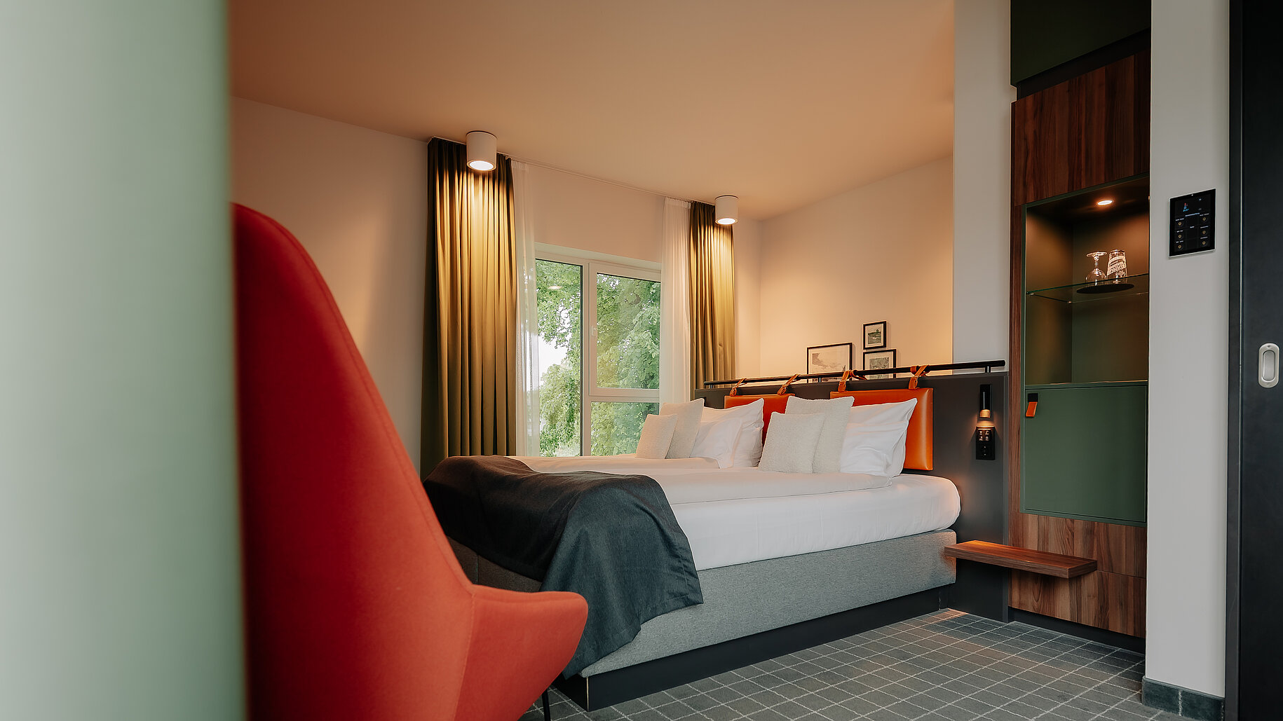 Doppelzimmer Deluxe mit Flussblick im VIA PLAZA Hotel Meppen Großzügiges Doppelzimmer mit eleganter Einrichtung und Flussblick