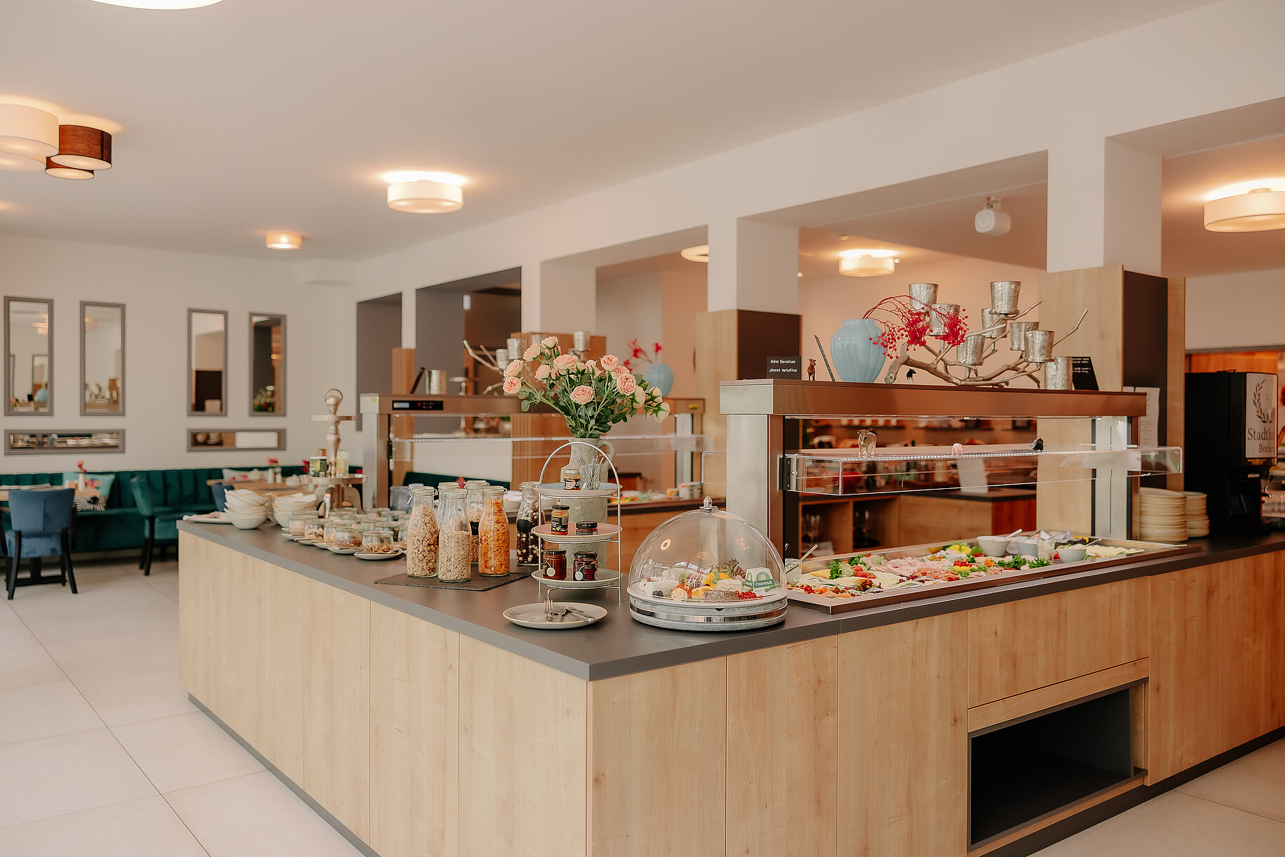 Frühstücksraum mit Buffet im Stadthotel Borken Moderner Frühstücksbereich mit Buffet im Stadthotel Borken