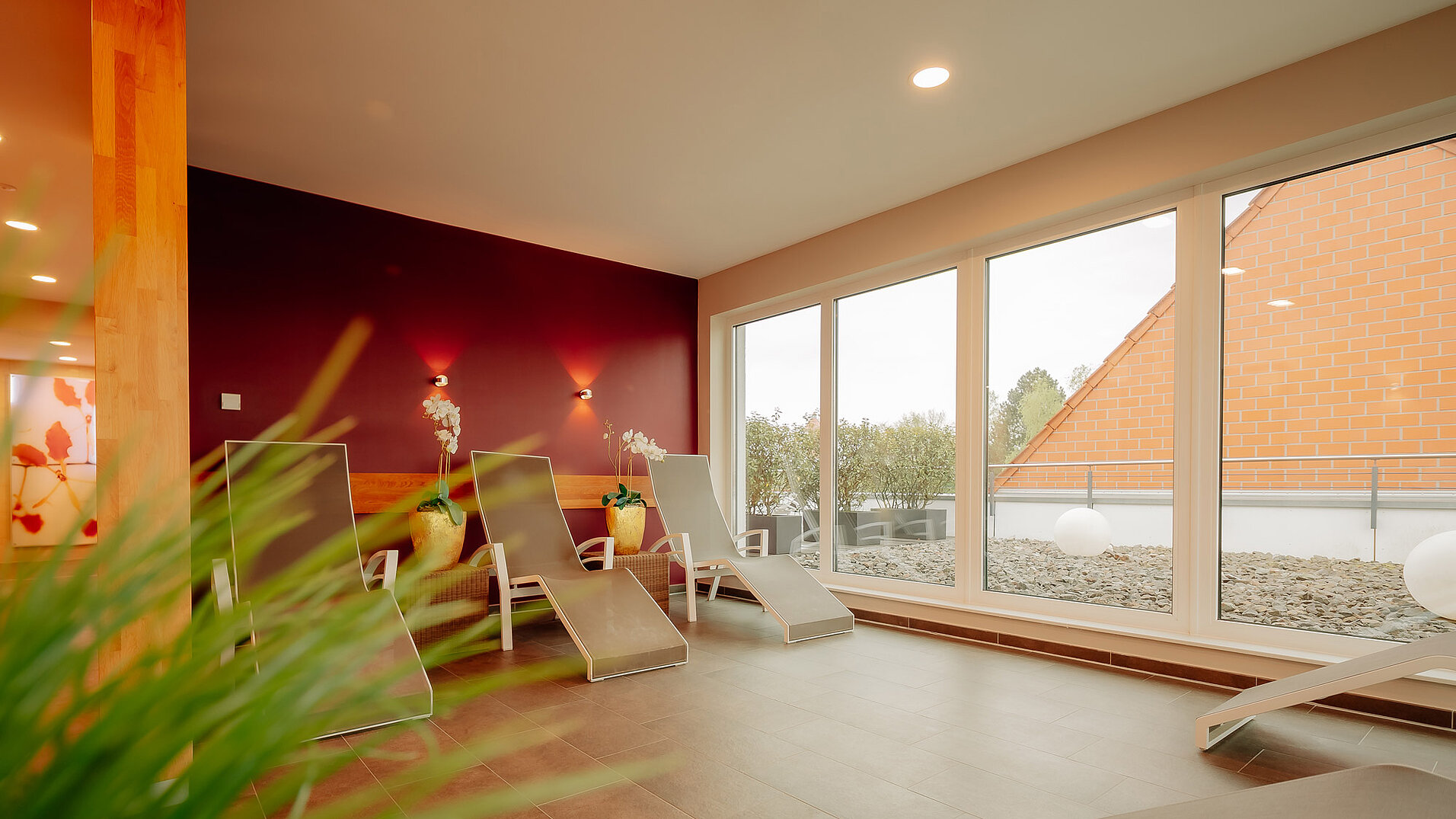 Ruheraum Wellness – LOOKEN INN Ruheraum mit Liegen und Blick auf die Dachterrasse des LOOKEN INN