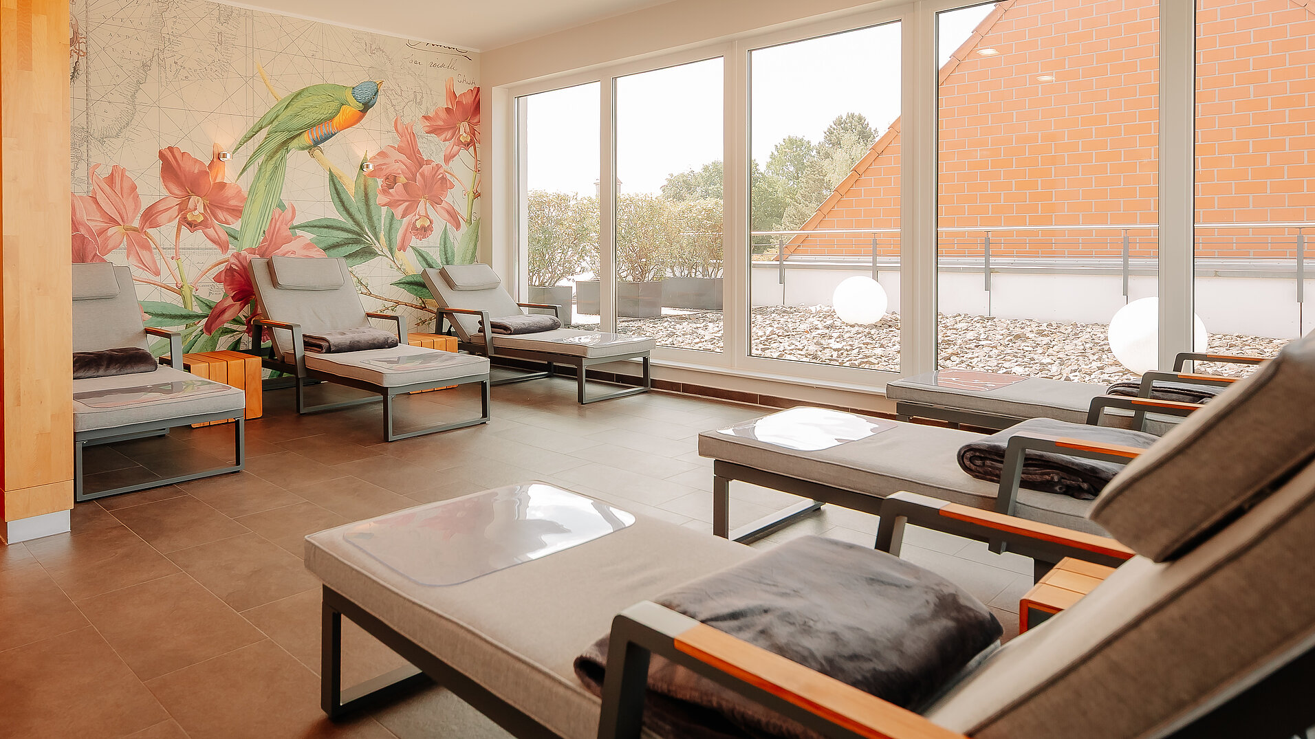 Ruheraum Wellness – LOOKEN INN Ruheraum mit Liegen und Blick auf die Dachterrasse des LOOKEN INN