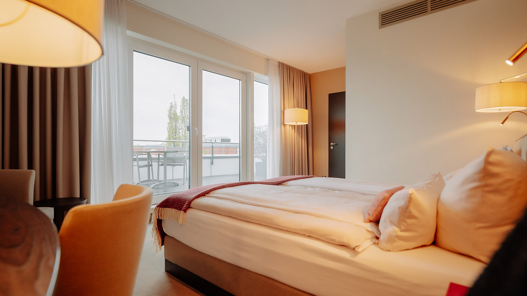 LOOKEN INN – Doppelzimmer Deluxe Deluxe Doppelzimmer im LOOKEN INN mit Balkonzugang und gemütlicher Atmosphäre