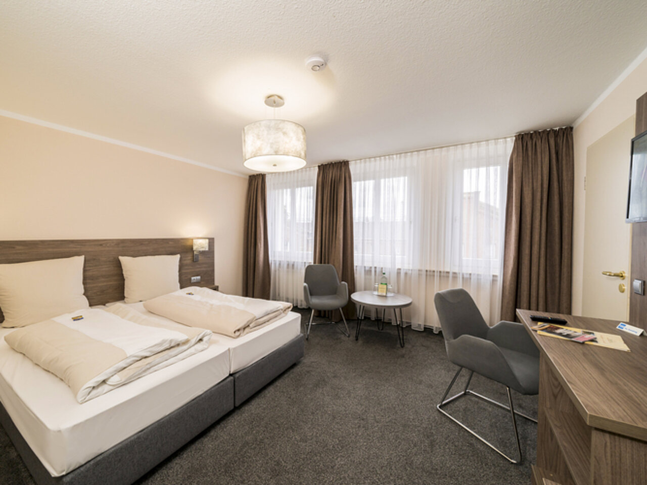 Doppelzimmer im Parkhotel Lingen Helles Doppelzimmer mit Sitzbereich im Parkhotel Lingen