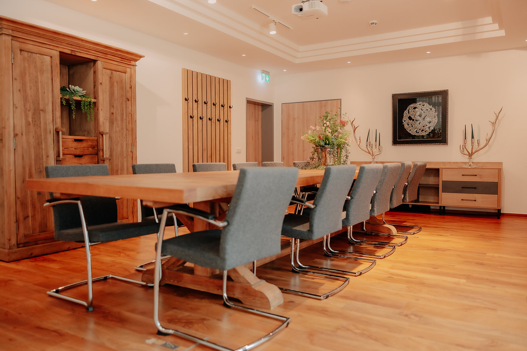 Tagungsraum – Stadthotel Borken by Hackmann Tagungsraum mit Holztisch und Konferenzbestuhlung im Stadthotel Borken by Hackmann