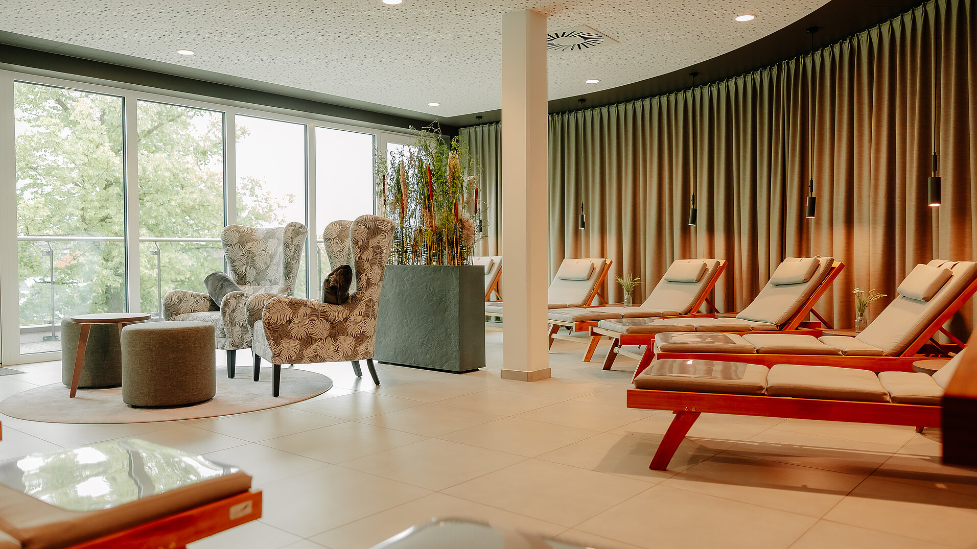 Moderner Ruheraum im VIA PLAZA Meppen mit Blick ins Grüne Bequeme Liegen im stilvollen Ruheraum mit großen Fenstern und Waldblick