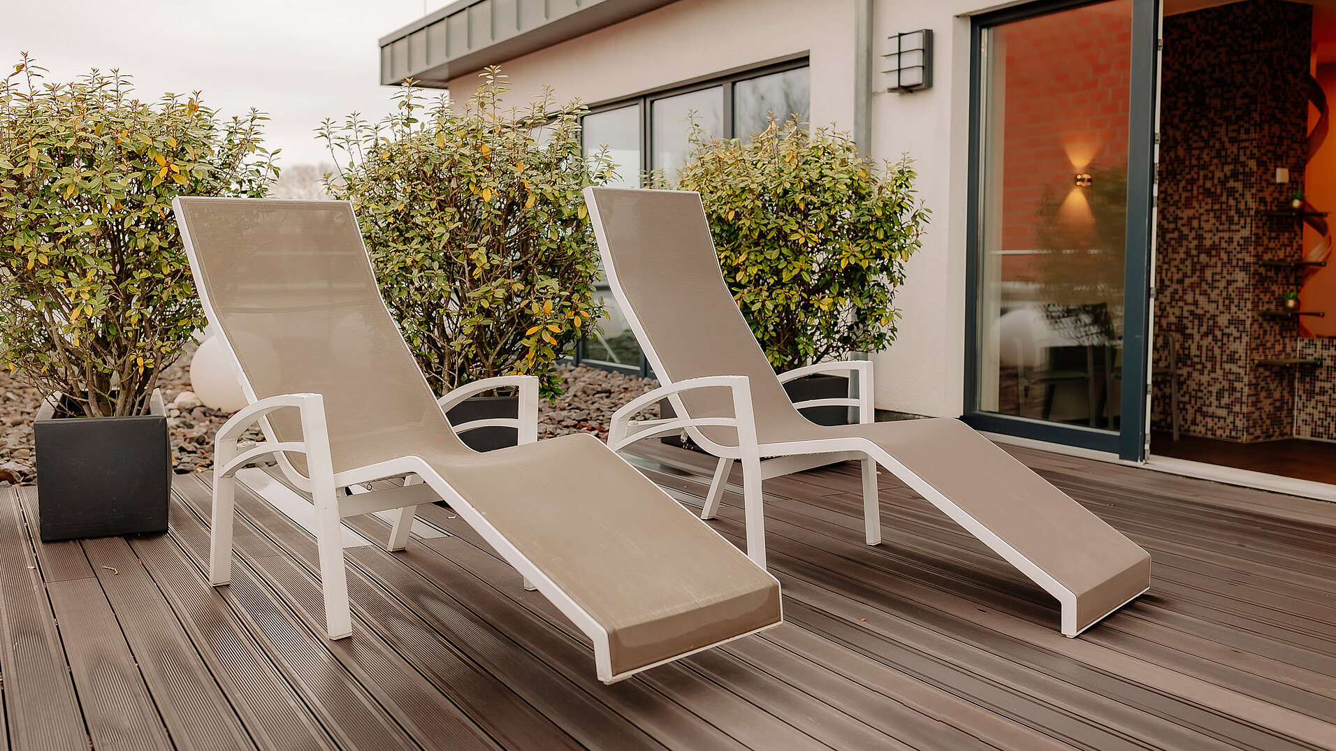 Sonnenterrasse Wellness – LOOKEN INN Zwei Liegen auf der Außenterrasse des LOOKEN INN
