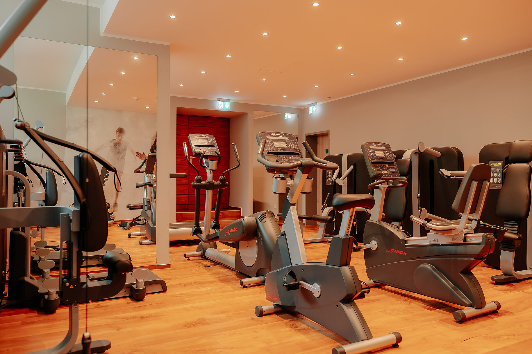 Fitnessraum im Stadthotel Borken Moderner Fitnessraum im Stadthotel Borken mit hochwertigen Geräten für Ausdauer- und Krafttraining