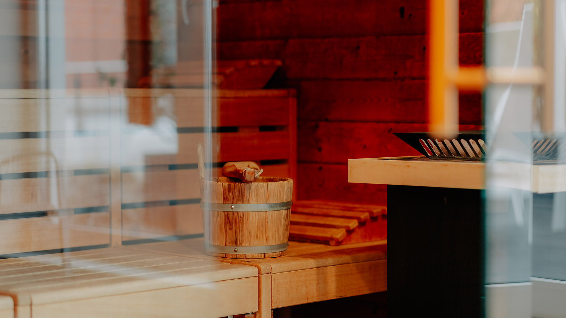 Saunadetails – LOOKEN INN Detailaufnahme mit Aufgusseimer in der Sauna des LOOKEN INN