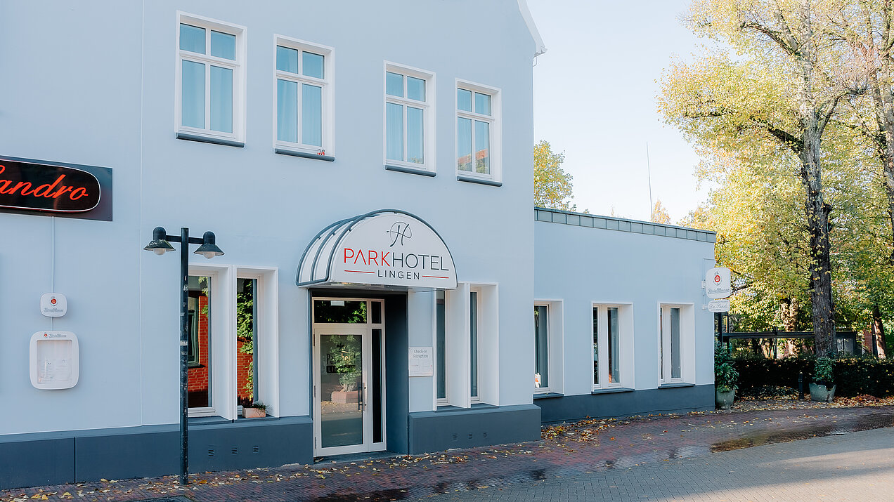 Haupteingang Parkhotel Lingen Eingangsbereich des Parkhotel Lingen by Hackmann mit überdachtem Haupteingang und heller Fassade.
