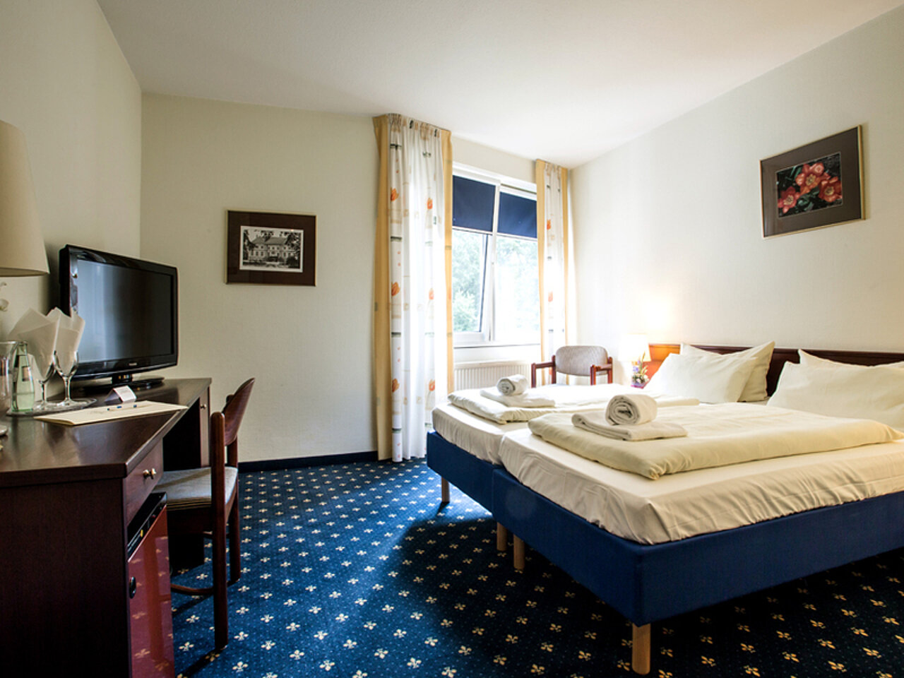 Standard Doppelzimmer Parkhotel Papenburg Standard Doppelzimmer im Parkhotel Papenburg mit TV und Schreibtisch