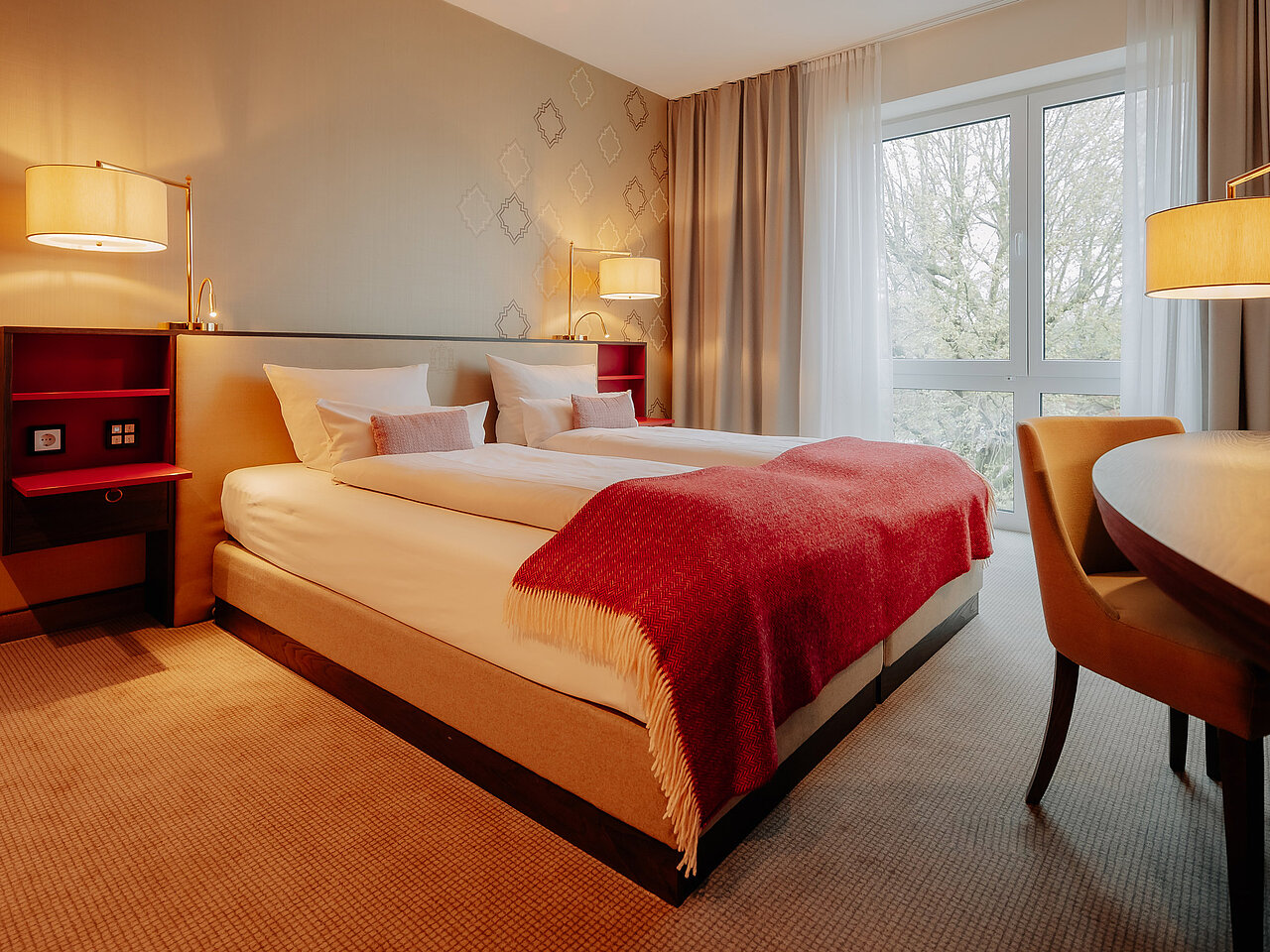 LOOKEN INN – Doppelzimmer Komfort Komfort Doppelzimmer im LOOKEN INN mit großem Bett und stilvoller Einrichtung