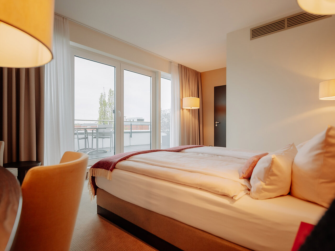 LOOKEN INN – Doppelzimmer Deluxe Deluxe Doppelzimmer im LOOKEN INN mit Balkonzugang und gemütlicher Atmosphäre