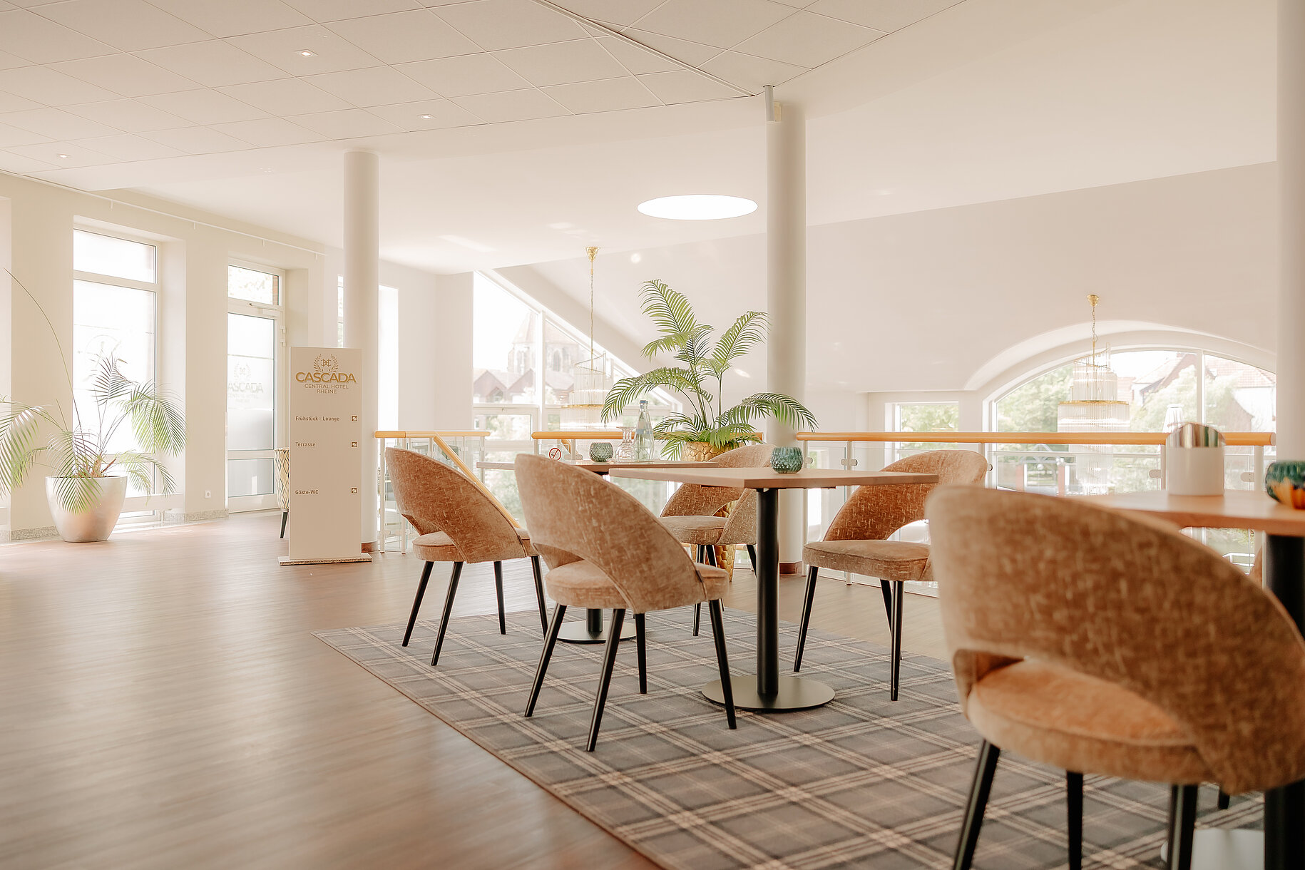 Lounge in der Lobby des CASCADA Hotels Heller Loungebereich mit Sitzgruppen in der Lobby des CASCADA Hotels Rheine