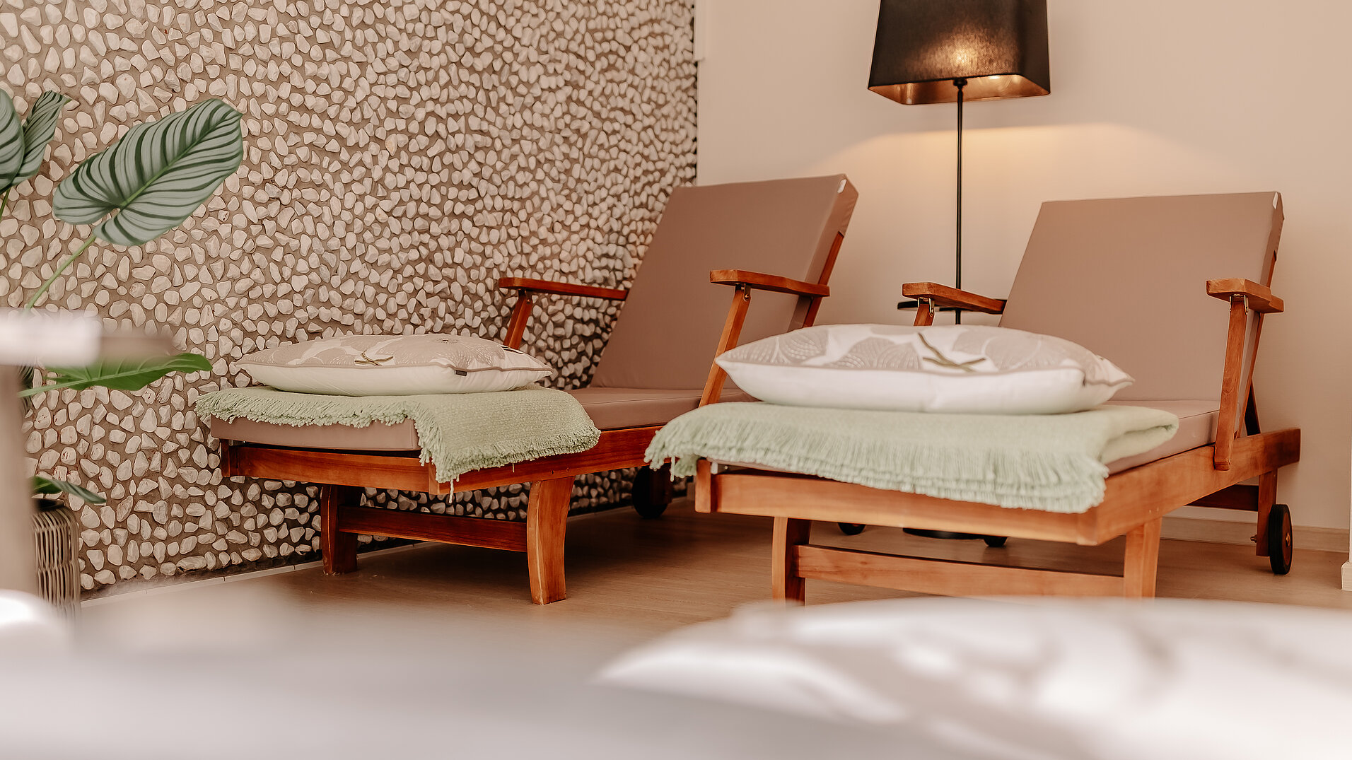 Komfortable Liegen im Wellnessbereich Zwei Liegen mit Kissen und Decken im Wellnessbereich des INSIDE Hotel Nordhorn