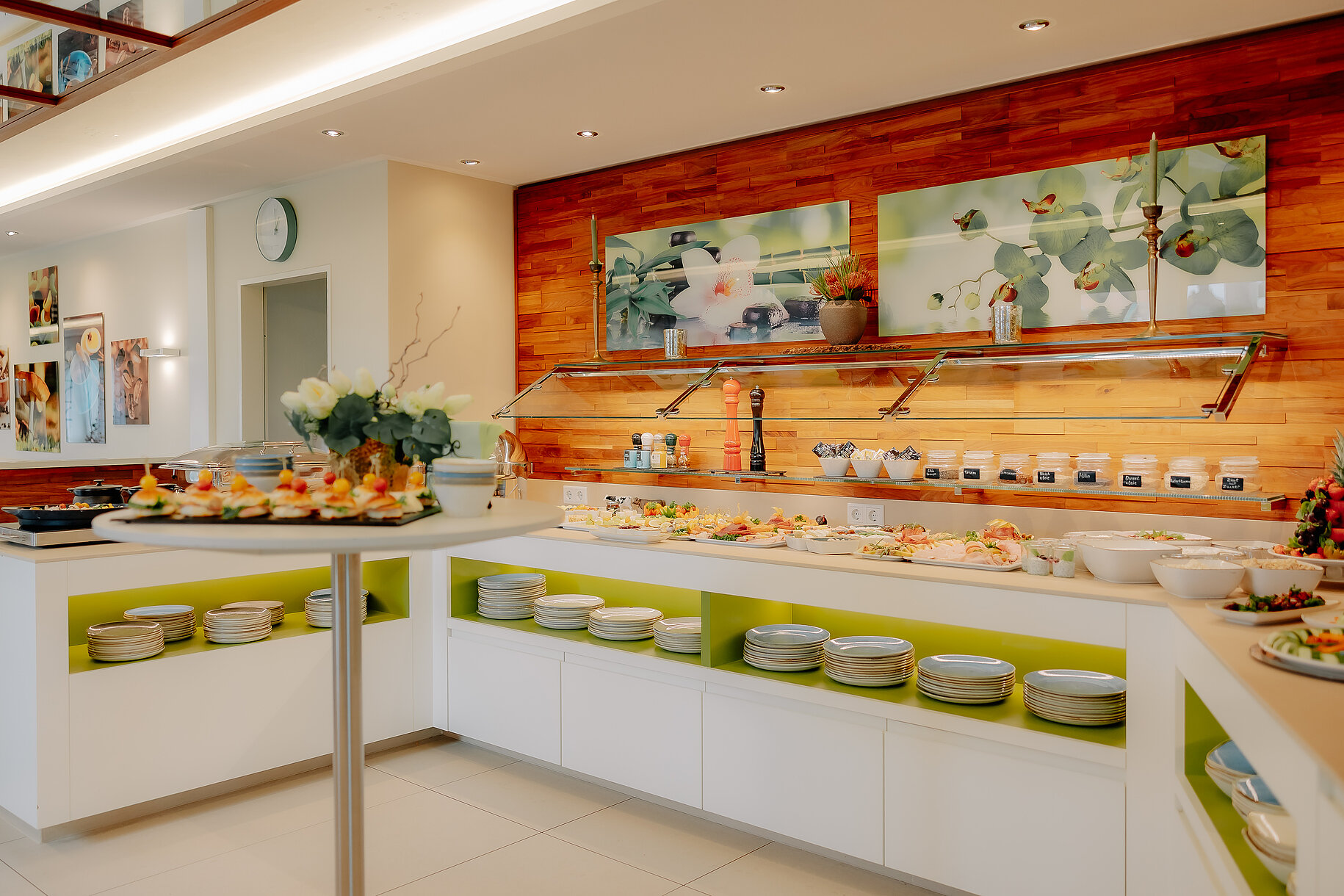 Frühstücksbuffet im CASCADA Hotel Rheine Reichhaltiges Frühstücksbuffet mit Aufschnitt, Joghurt, Cerealien und frischer Dekoration im CASCADA Hotel Rheine