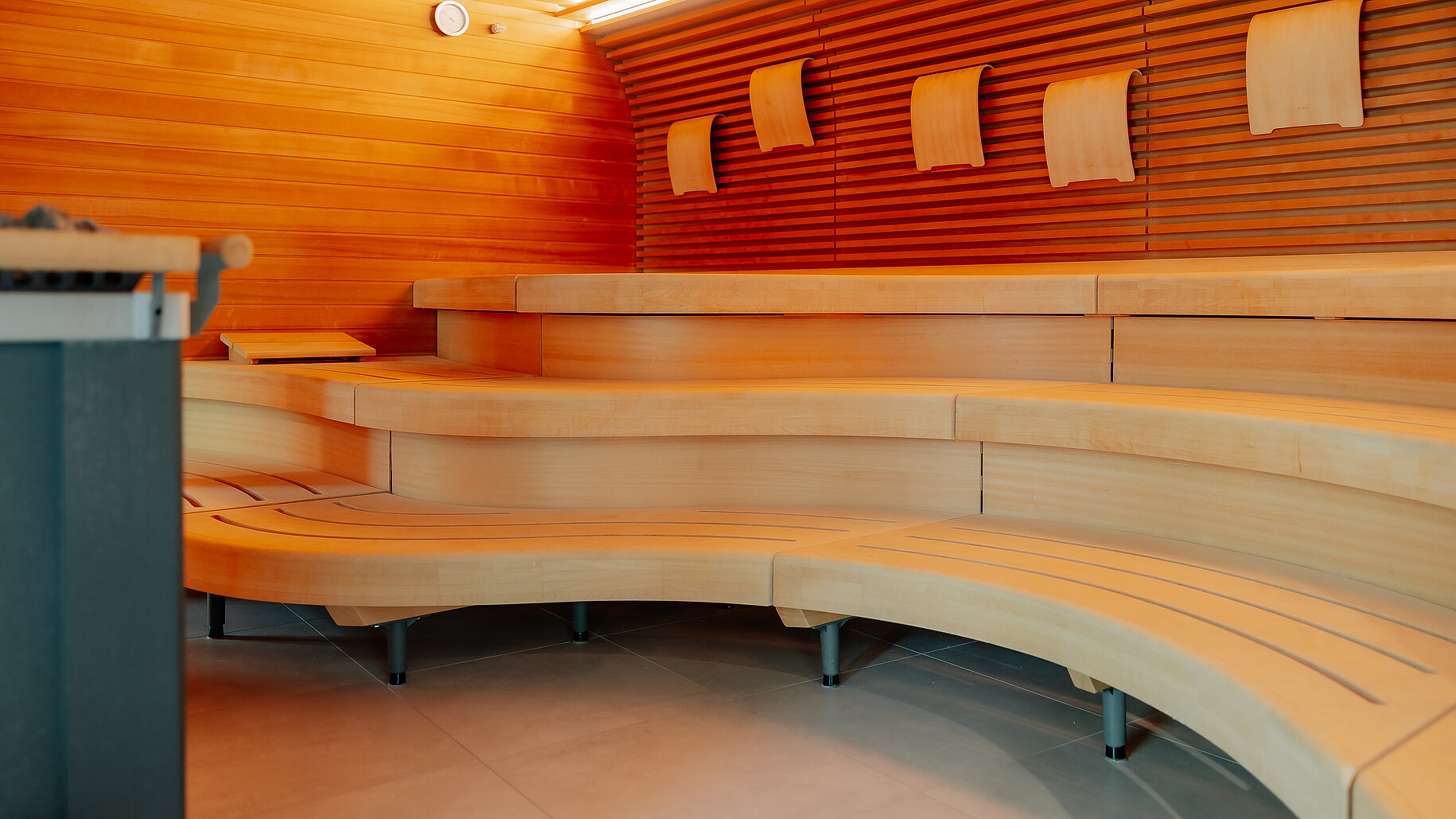 Großzügige Sauna im VIA PLAZA Meppen mit geschwungenen Holzbänken Großzügige finnische Sauna mit modernem Holzdesign