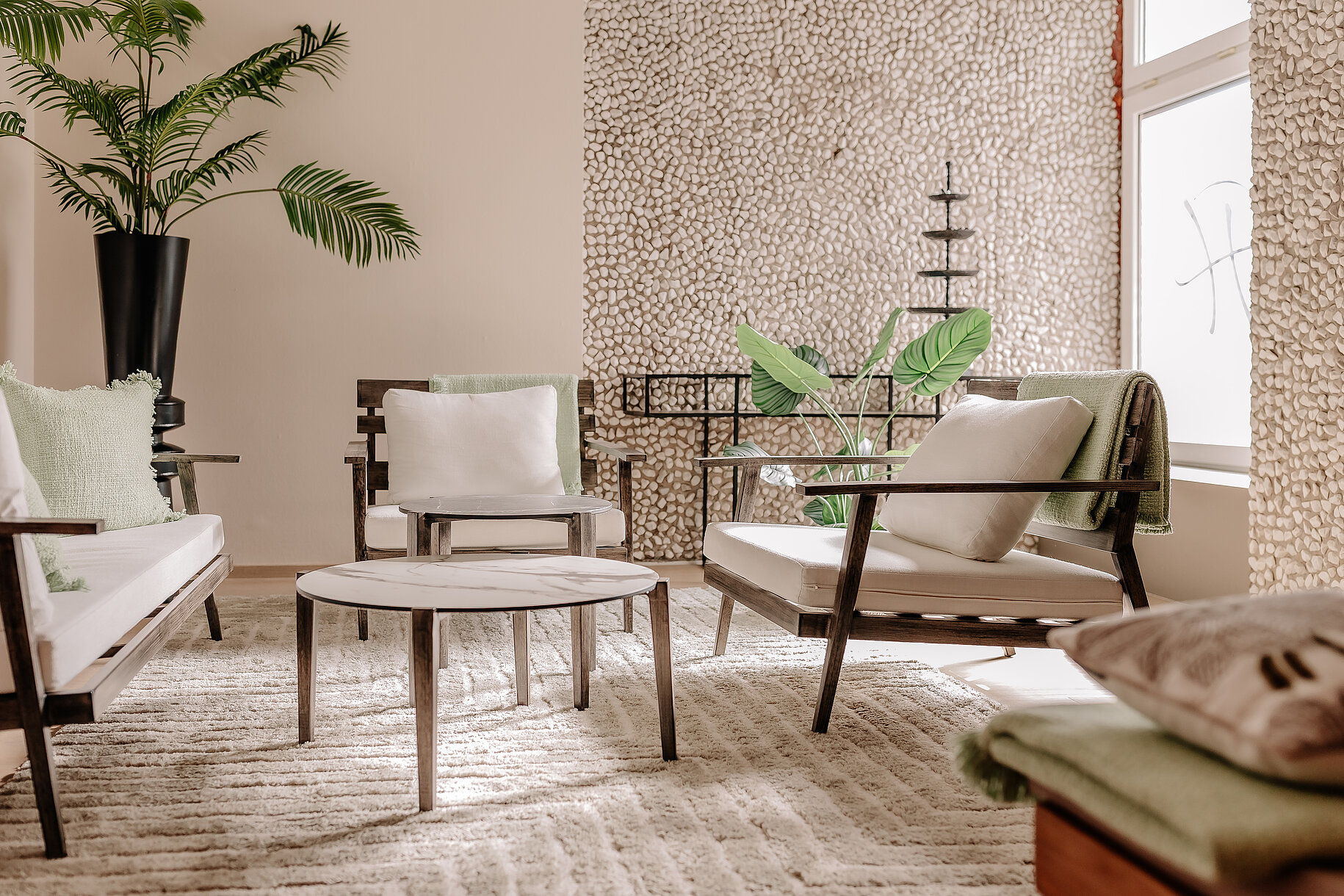 Lounge-Möbel im Ruheraum des INSIDE Hotels Nahaufnahme von Sesseln und Couchtischen im Ruheraum des INSIDE Hotel Nordhorn