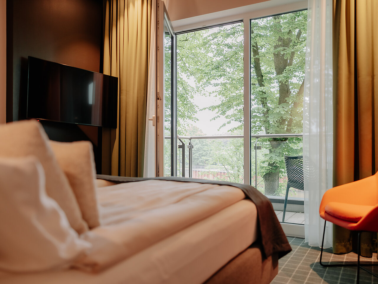 Doppelzimmer Premium mit Balkon und Flussblick im VIA PLAZA Hotel Meppen Modern eingerichtetes Doppelzimmer mit Balkon und Blick auf die Ems
