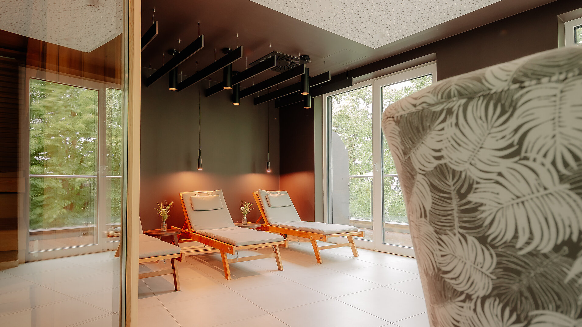 Ruhelounge mit Panoramafenstern im VIA PLAZA Meppen Gemütlicher Ruheraum mit Sesseln, Liegen und viel Tageslicht