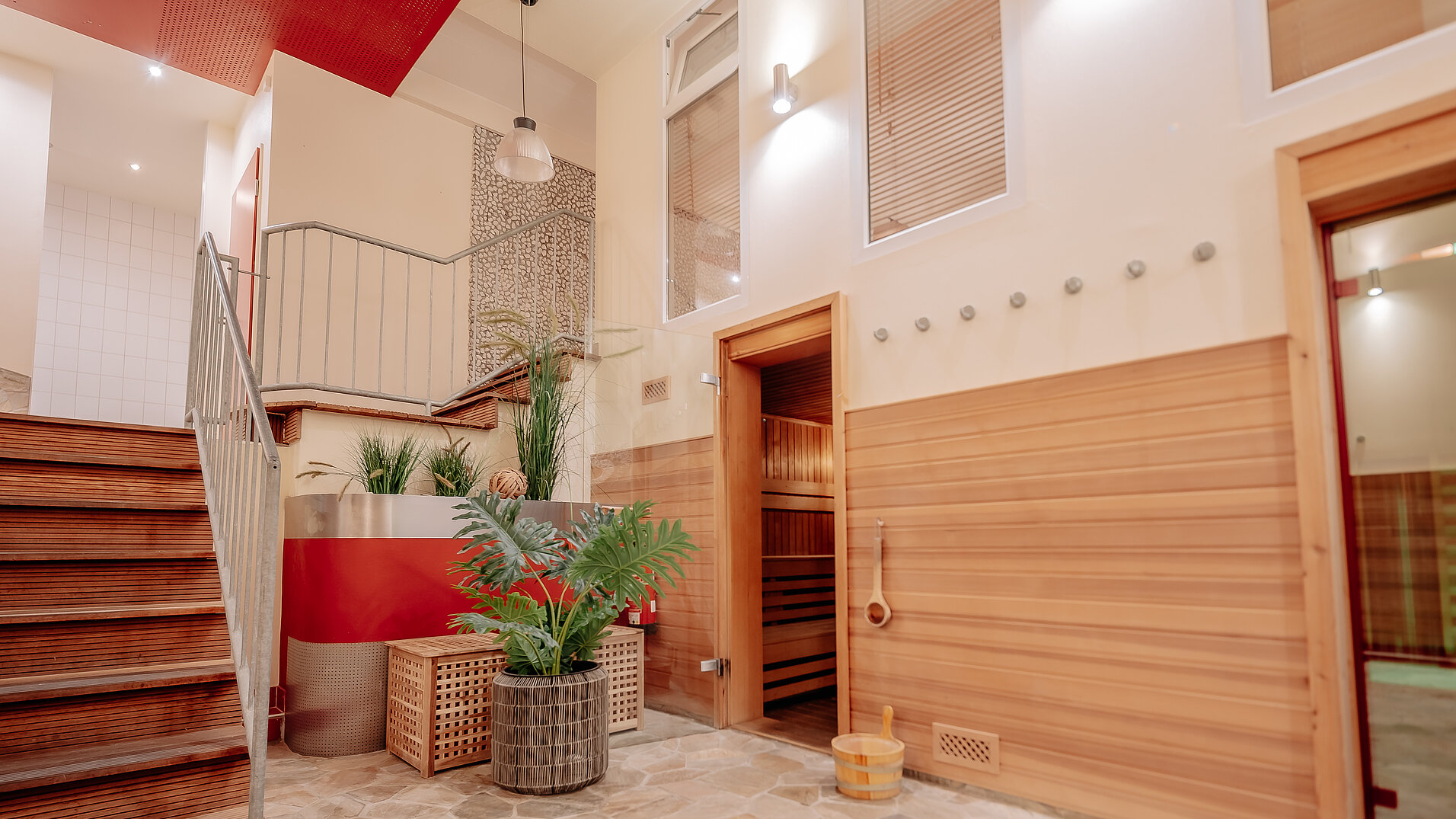 Geöffnete Sauna im INSIDE Hotel Nordhorn Saunabereich im INSIDE Hotel Nordhorn mit geöffneter Tür und Holzdetails